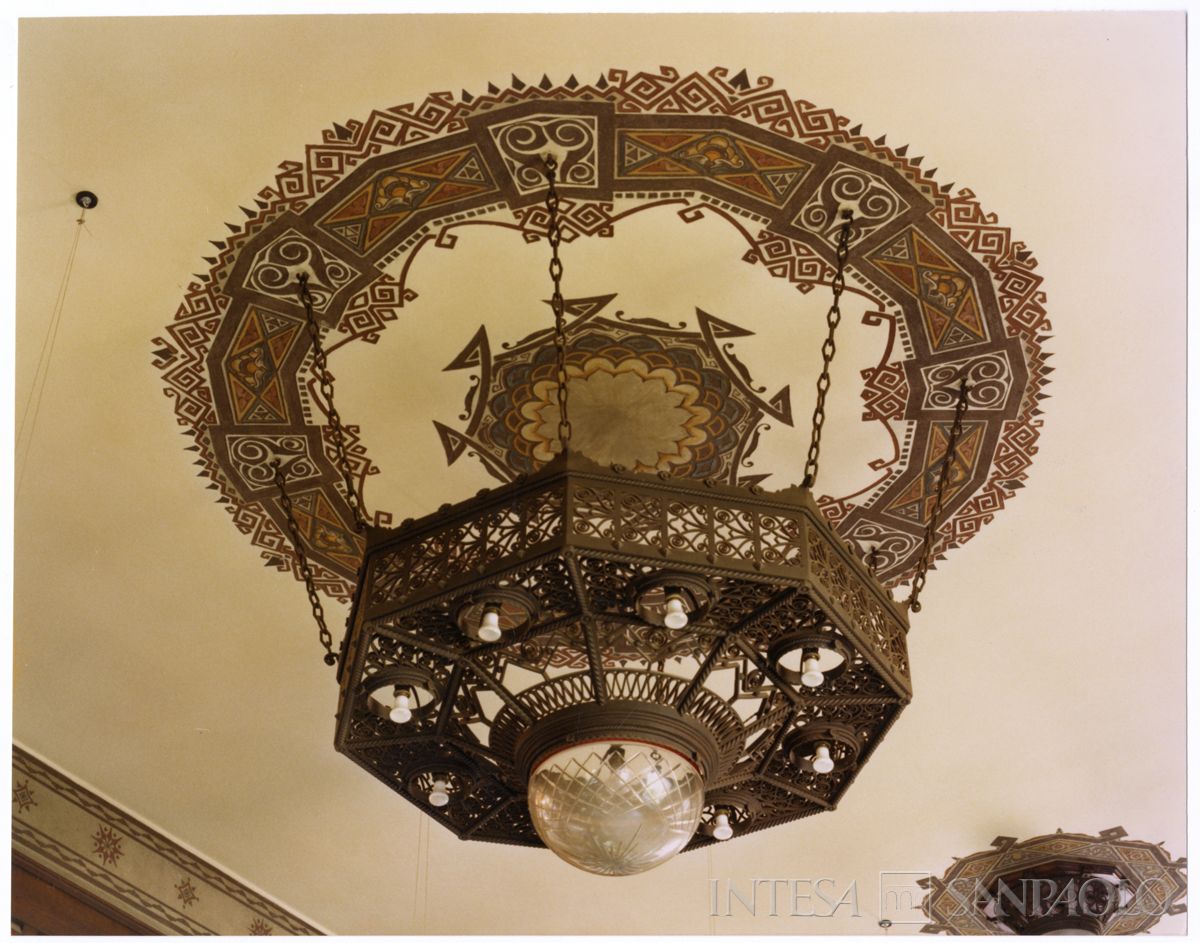 Cariplo, lampadario in metallo lavorato nel salone del pubblico della filiale di Gavirate, 1981 (Mario La Porta)