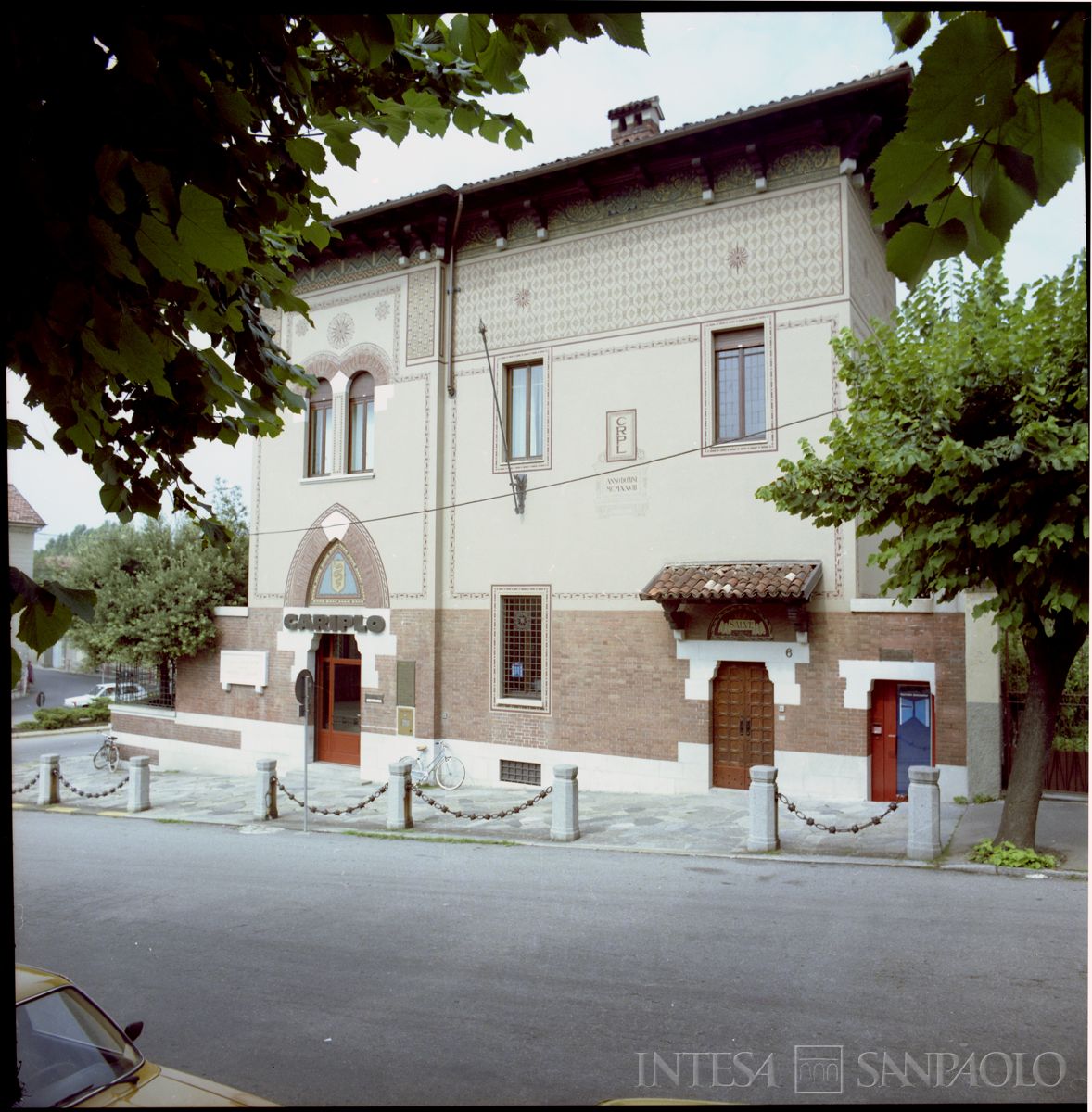 Cariplo, esterno della filiale di Gavirate, 5 settembre 1983 (Dino Sala)