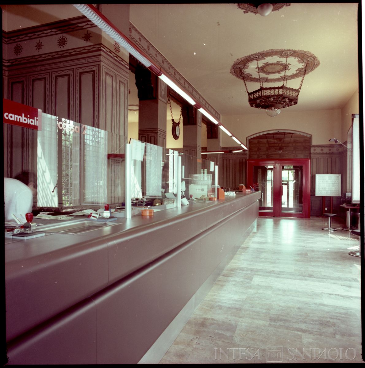 Cariplo, salone del pubblico della filiale di Gavirate, 5 settembre 1983 (Dino Sala)