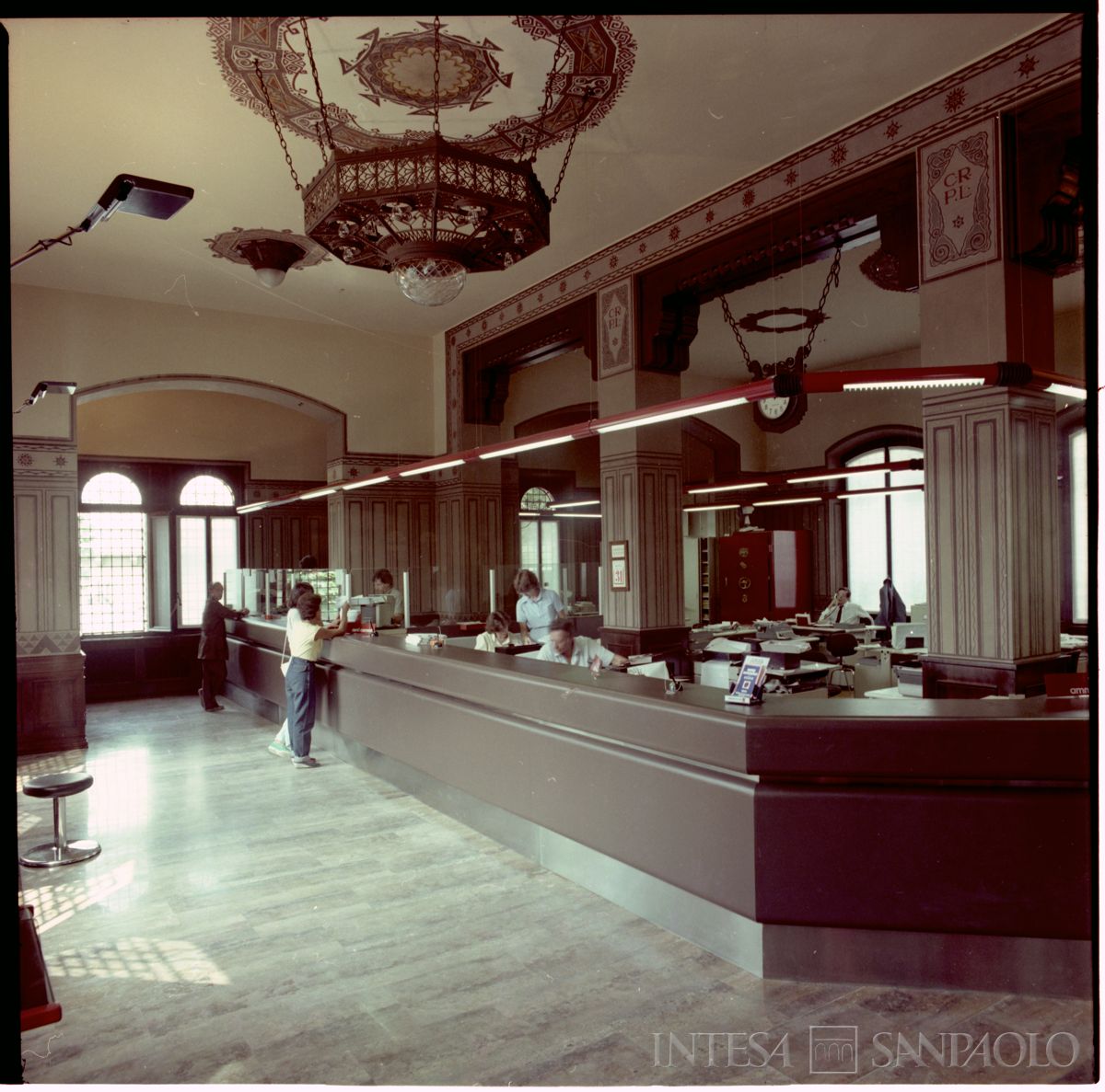 Cariplo, salone del pubblico della filiale di Gavirate, 5 settembre 1983 (Dino Sala)