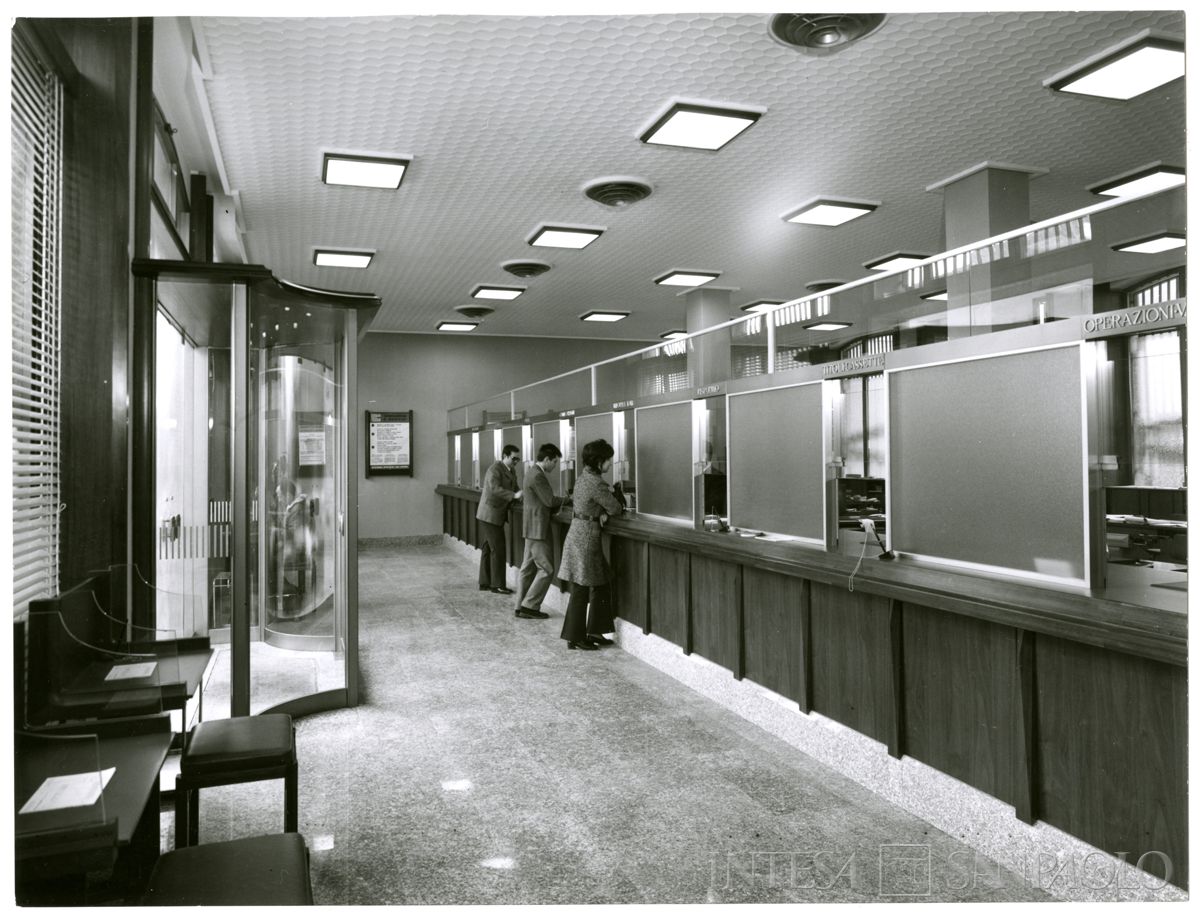 Cariplo, interno della filiale di Lainate, 1971 (Elle2)