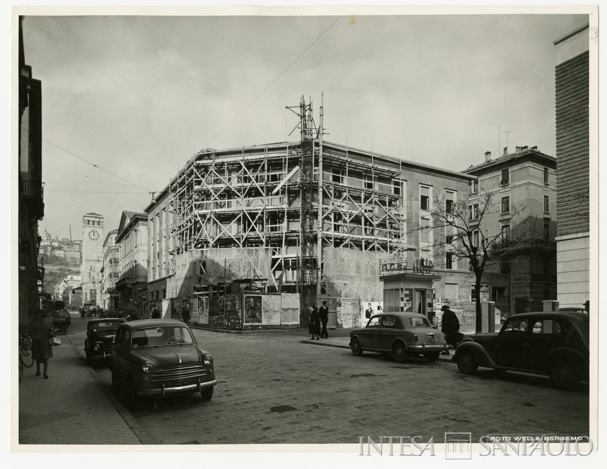 Cariplo, Sede di Bergamo in costruzione, 19 novembre 1956 (Foto Wells)