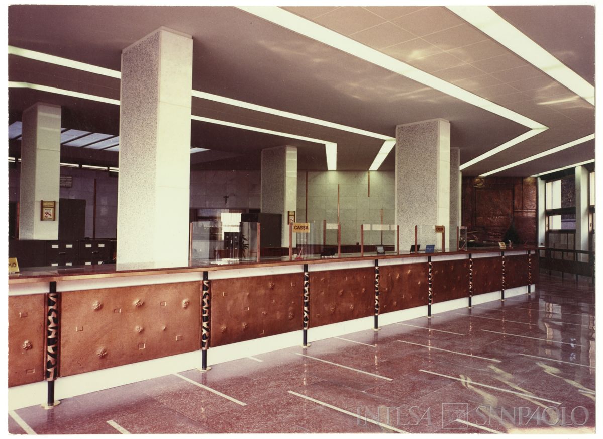 Cariplo, salone del pubblico della filiale di Legnano, [28 maggio 1963] (Vincenzo Aragozzini)