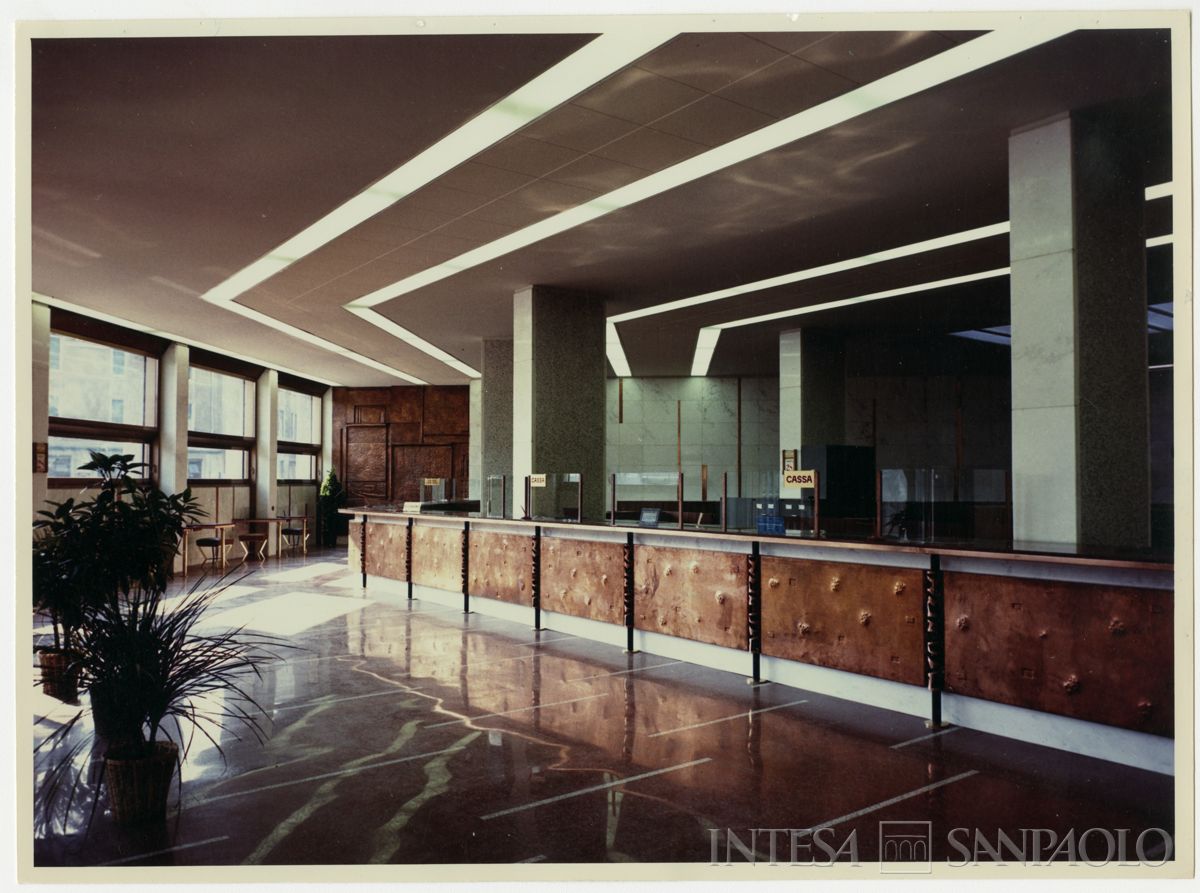 Cariplo, salone del pubblico della filiale di Legnano, [28 maggio 1963] (Vincenzo Aragozzini)