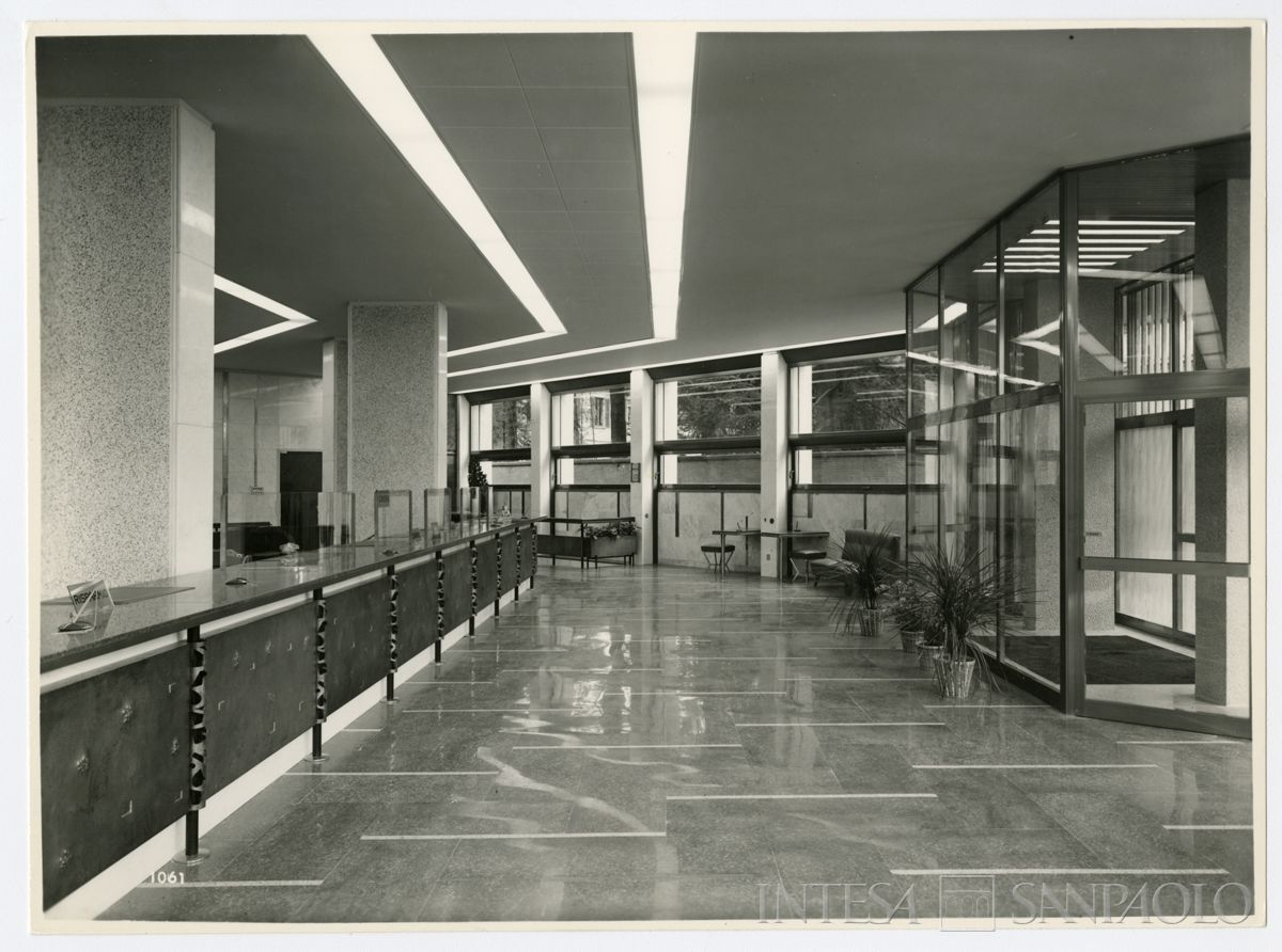 Cariplo, salone del pubblico della filiale di Legnano, 11 maggio 1963 (Vincenzo Aragozzini)
