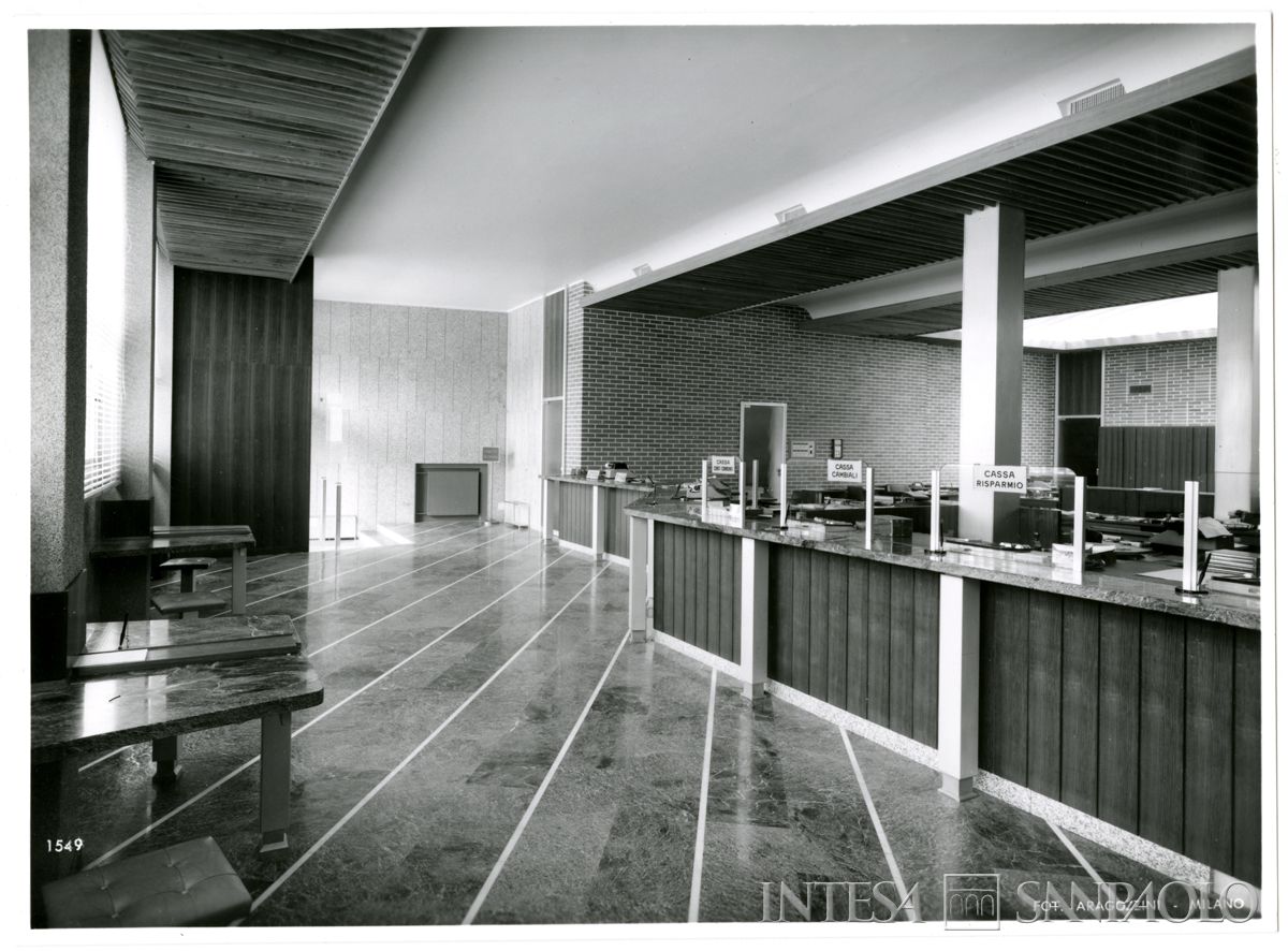 Cariplo, salone del pubblico della Sede di Lecco, 24 giugno 1965 (Vincenzo Aragozzini)