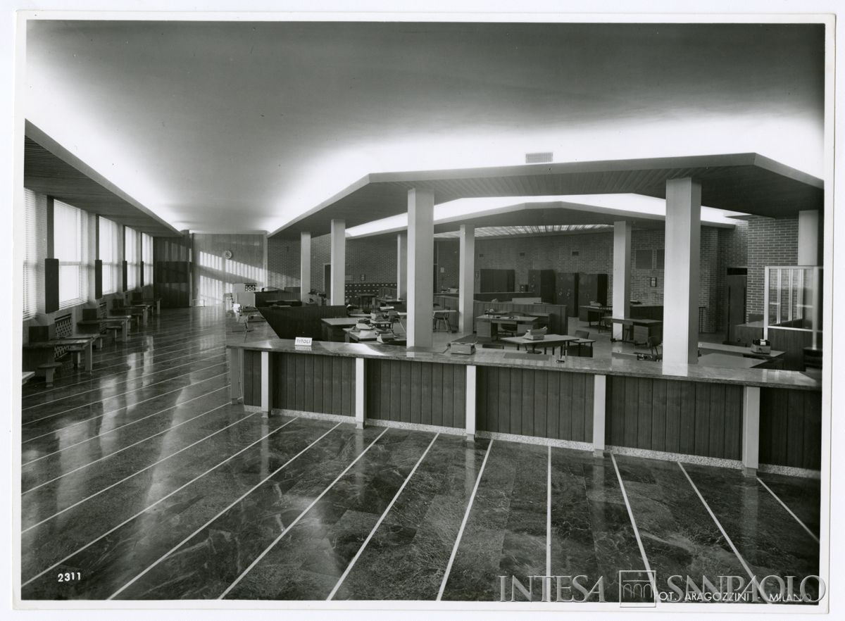 Cariplo, salone del pubblico della Sede di Lecco, 19 dicembre 1966 (Vincenzo Aragozzini)