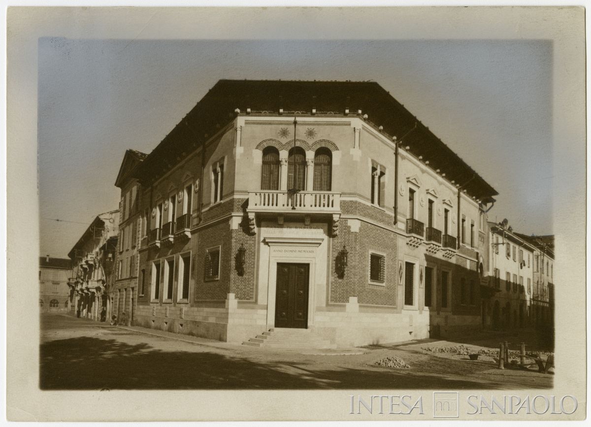 Cariplo, esterno della Sede di Lecco, anni 1930 (fotografo sconosciuto)