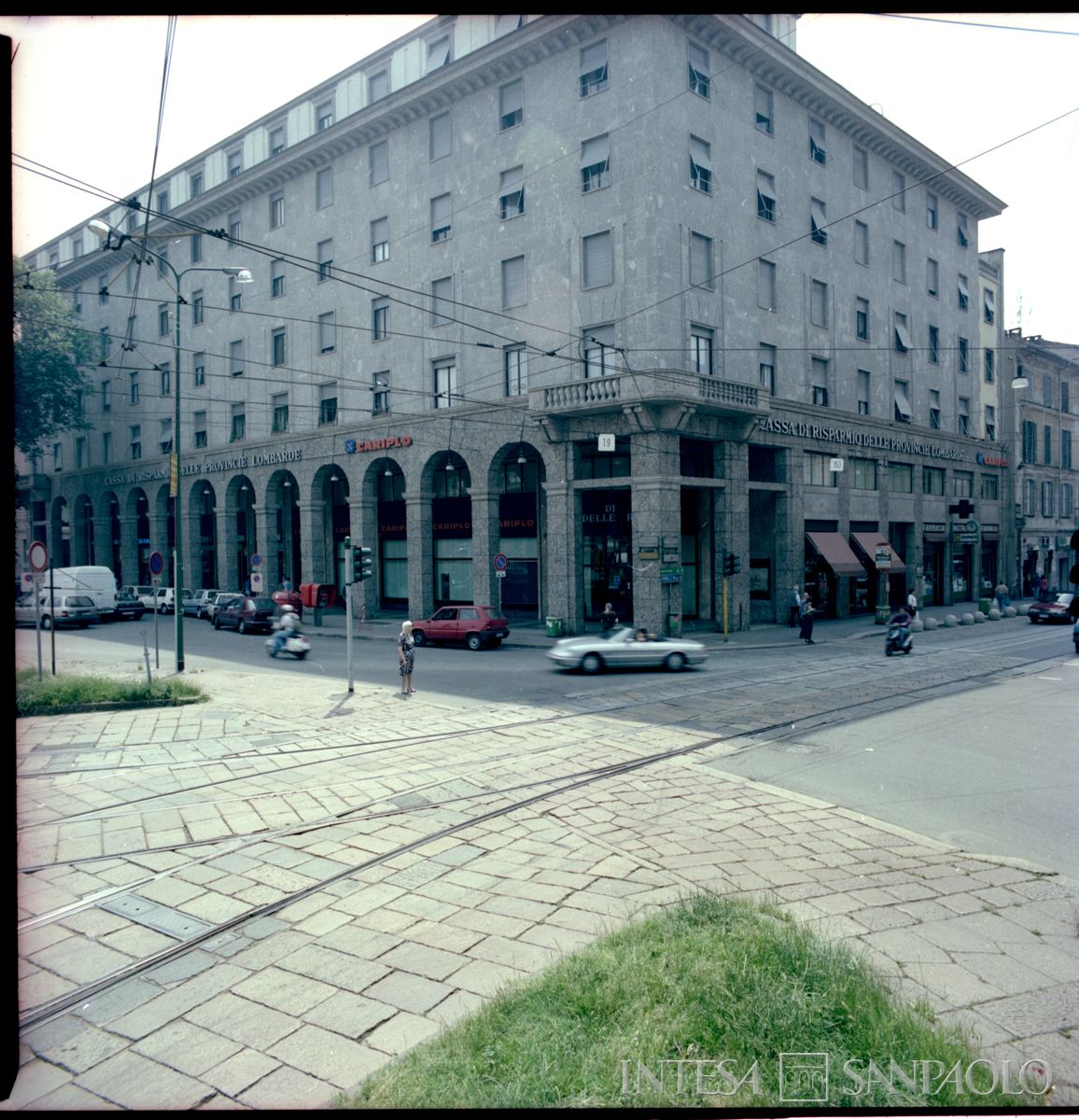 Cariplo, esterno dell'Agenzia 2 (Ticinese) di Milano, 31 maggio 1993 (Dino Sala)
