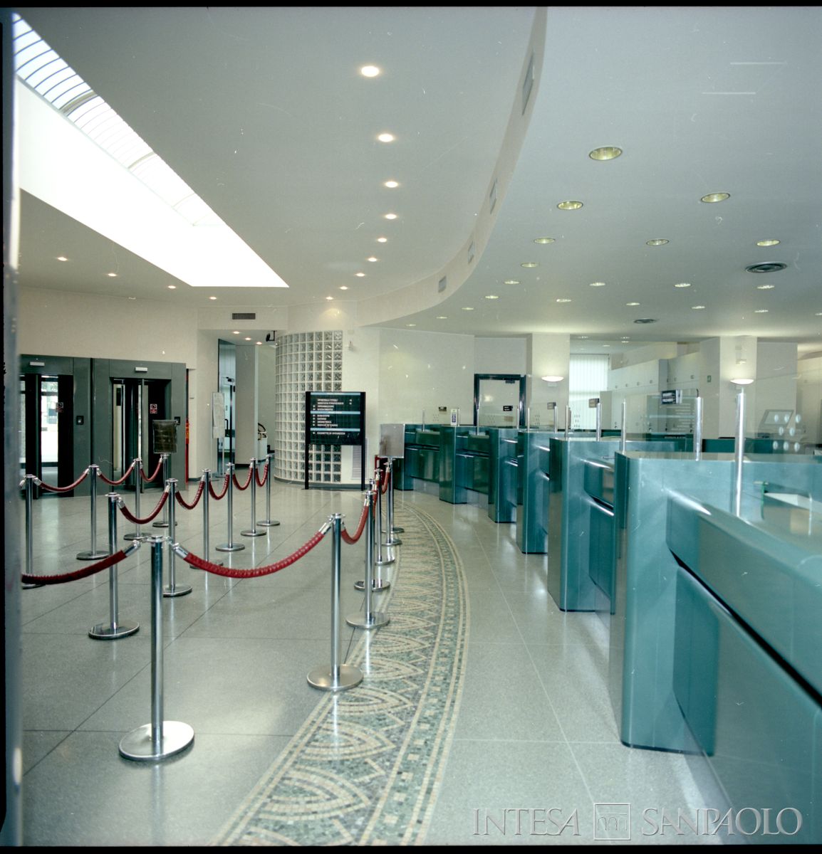 Cariplo, salone del pubblico dell'Agenzia 2 (Ticinese) di Milano, 31 maggio 1993 (Dino Sala)