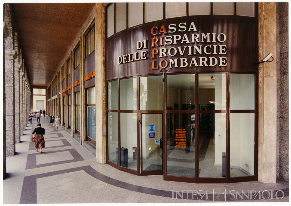 Cariplo, esterno dell'Agenzia 2 (Ticinese) di Milano, 31 maggio 1993 (Dino Sala)