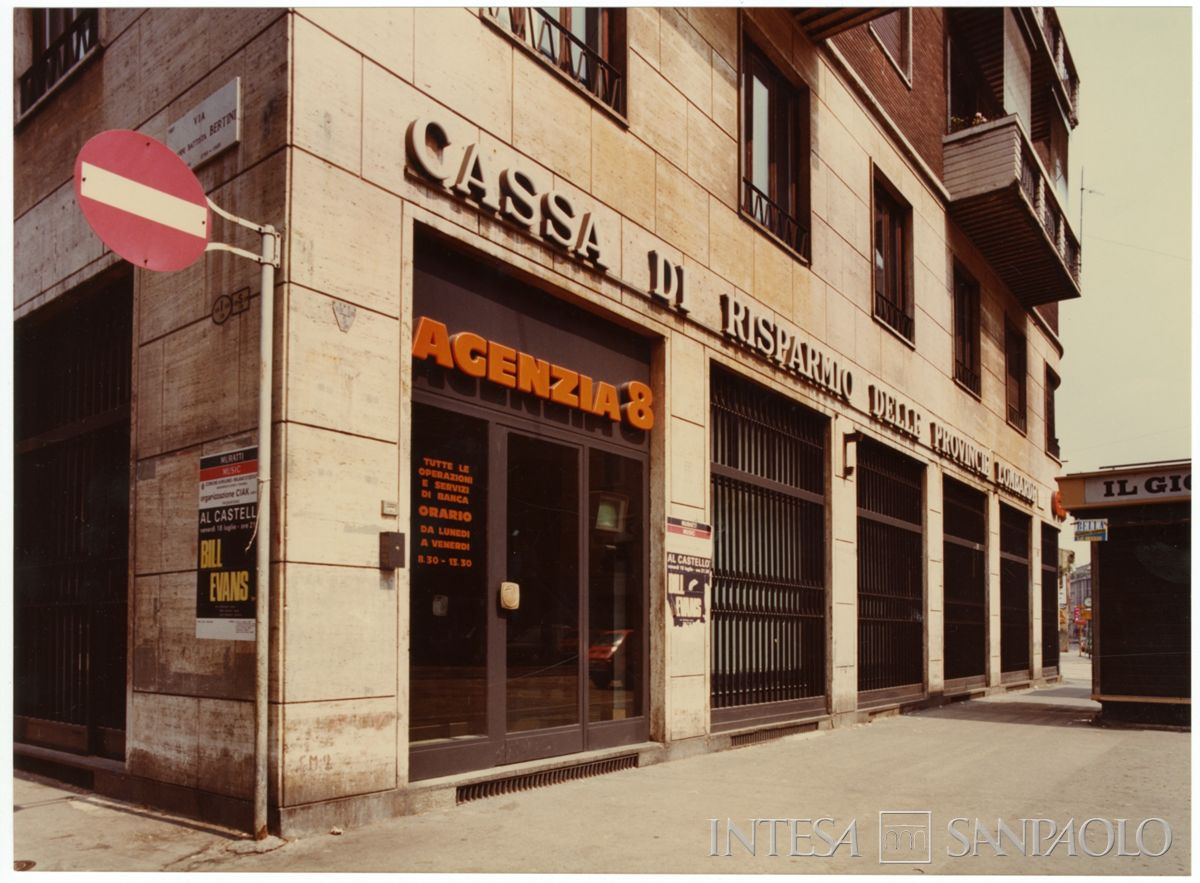 Cariplo, Milano, Agenzia 8 - Canonica, via Paolo Sarpi, esterno, 1980 (Mario La Porta)