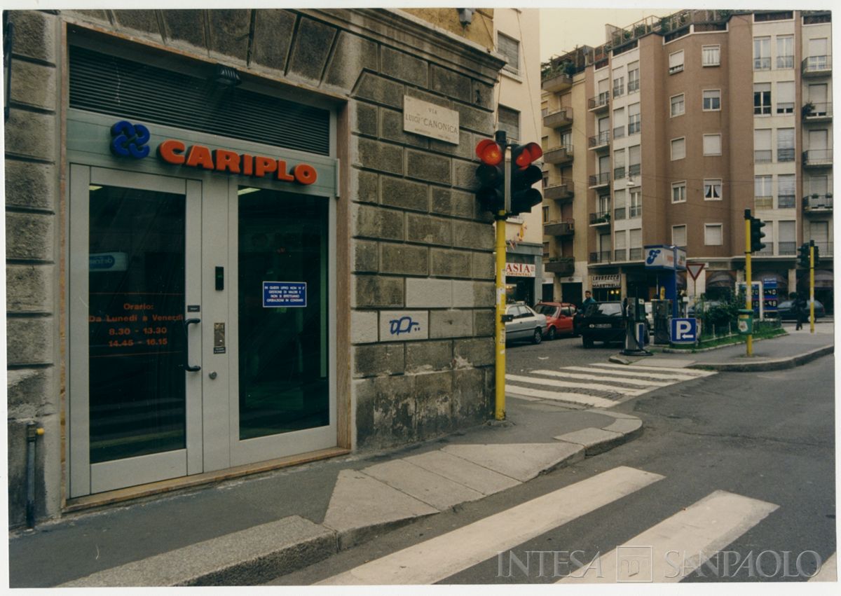 Cariplo, Milano, Agenzia 8 - Canonica, locali a supporto in via Canonica 81, esterni, novembre 1996 (Dino Sala)