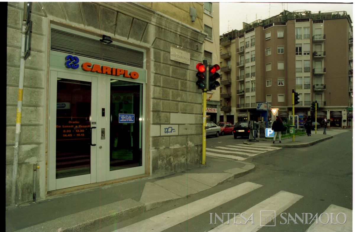 Cariplo, Milano, Agenzia 8 - Canonica, locali a supporto in via Canonica 81, esterni, novembre 1996 (Dino Sala)
