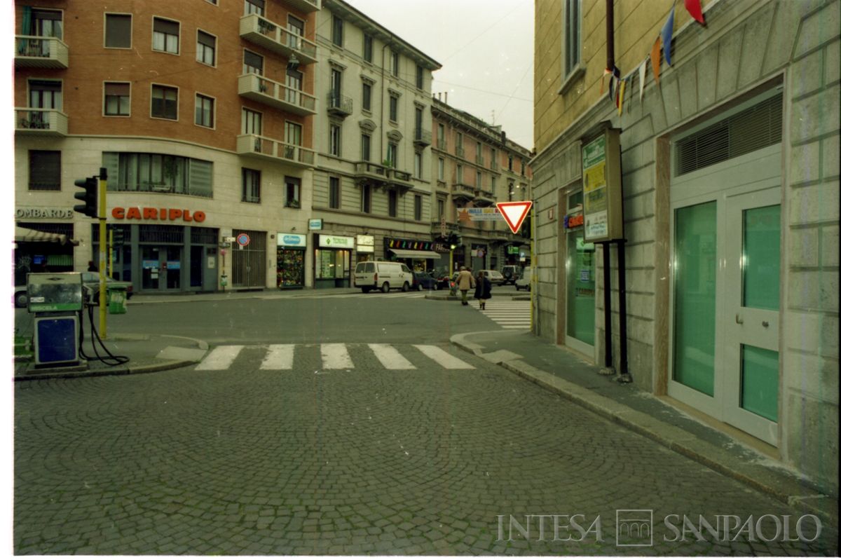 Cariplo, Milano, Agenzia 8 - Canonica, locali a supporto in via Canonica 81, esterni, novembre 1996 (Dino Sala)