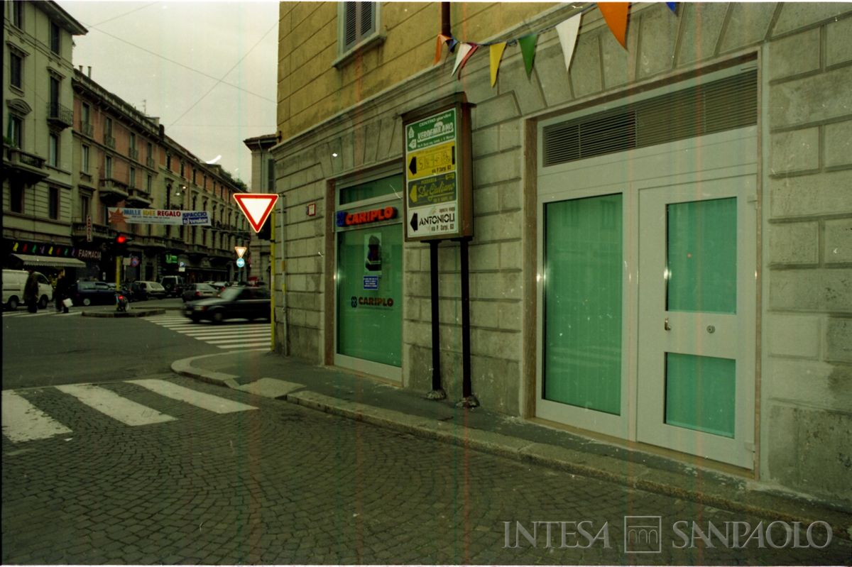 Cariplo, Milano, Agenzia 8 - Canonica, locali a supporto in via Canonica 81, esterni, novembre 1996 (Dino Sala)
