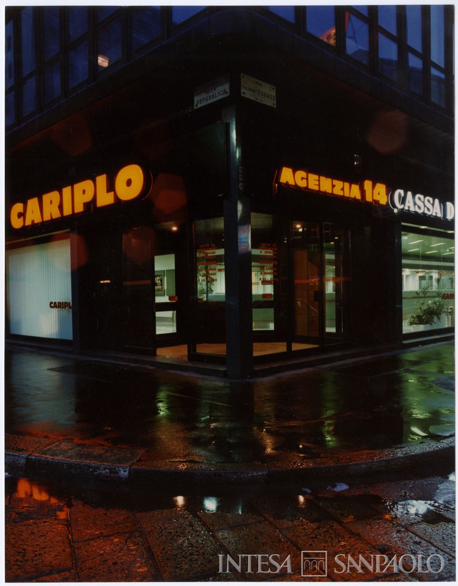 Cariplo, esterno notturno dell'Agenzia 14 (Turati) di Milano, 5 maggio 1981 (Mario La Porta)