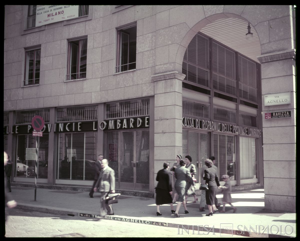 Cariplo, esterno dell'Agenzia 18 (Duomo) di Milano, 1956 (Publifoto)