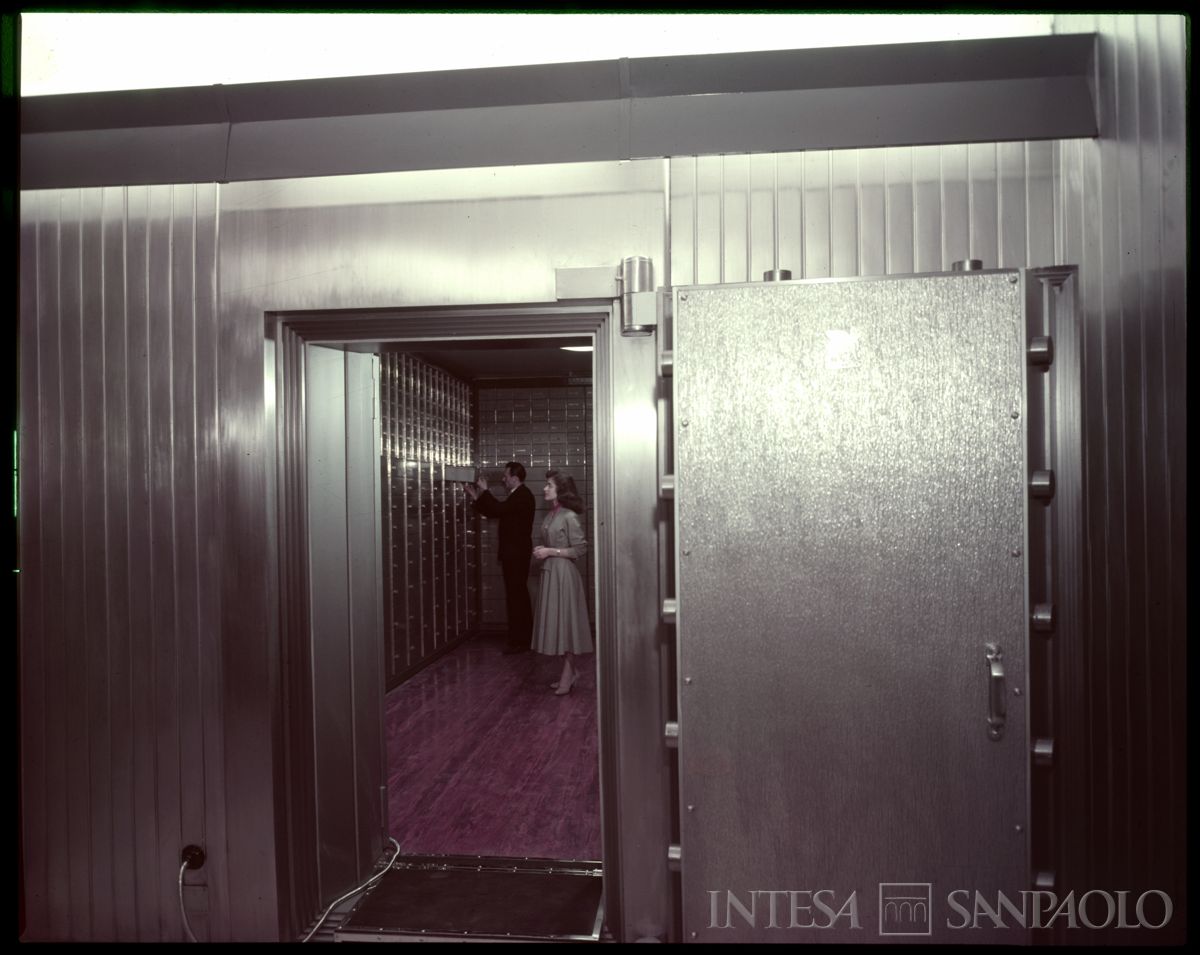 Cariplo, personale in posa nel caveau dell'Agenzia 18 (Duomo) di Milano, 1956 (Publifoto)