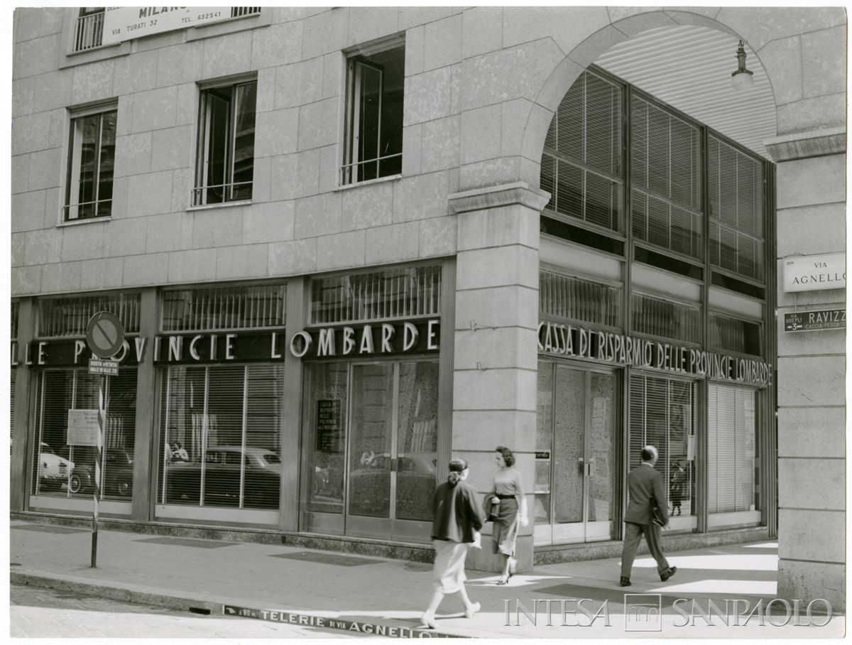 Cariplo, esterno dell'Agenzia 18 (Duomo) di Milano, 1956 (Publifoto)