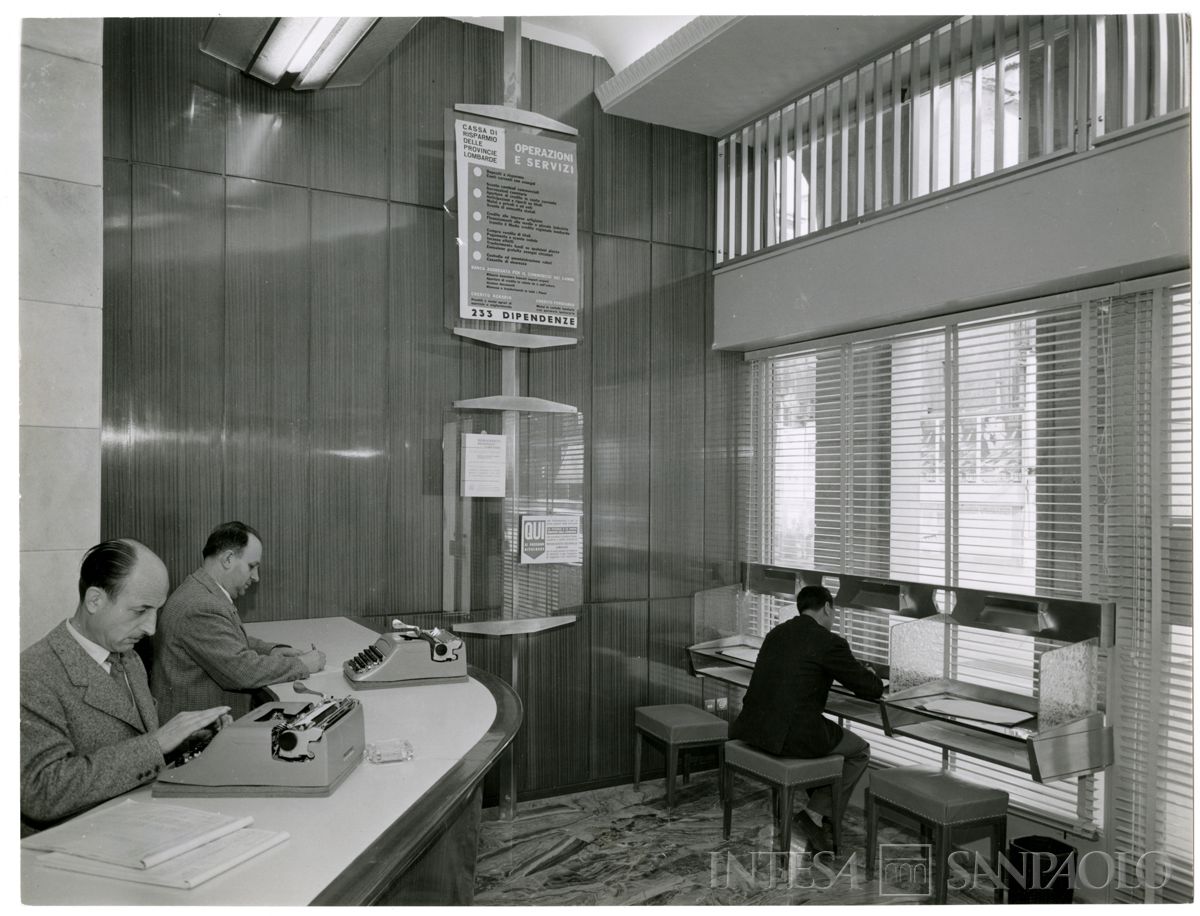 Cariplo, personale al lavoro e clienti nell'Agenzia 18 (Duomo) di Milano, 1956 (Publifoto)
