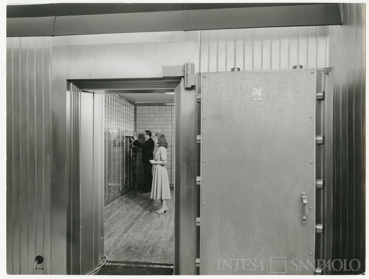 Cariplo, personale in posa nel caveau dell'Agenzia 18 (Duomo) di Milano, 1956 (Publifoto)