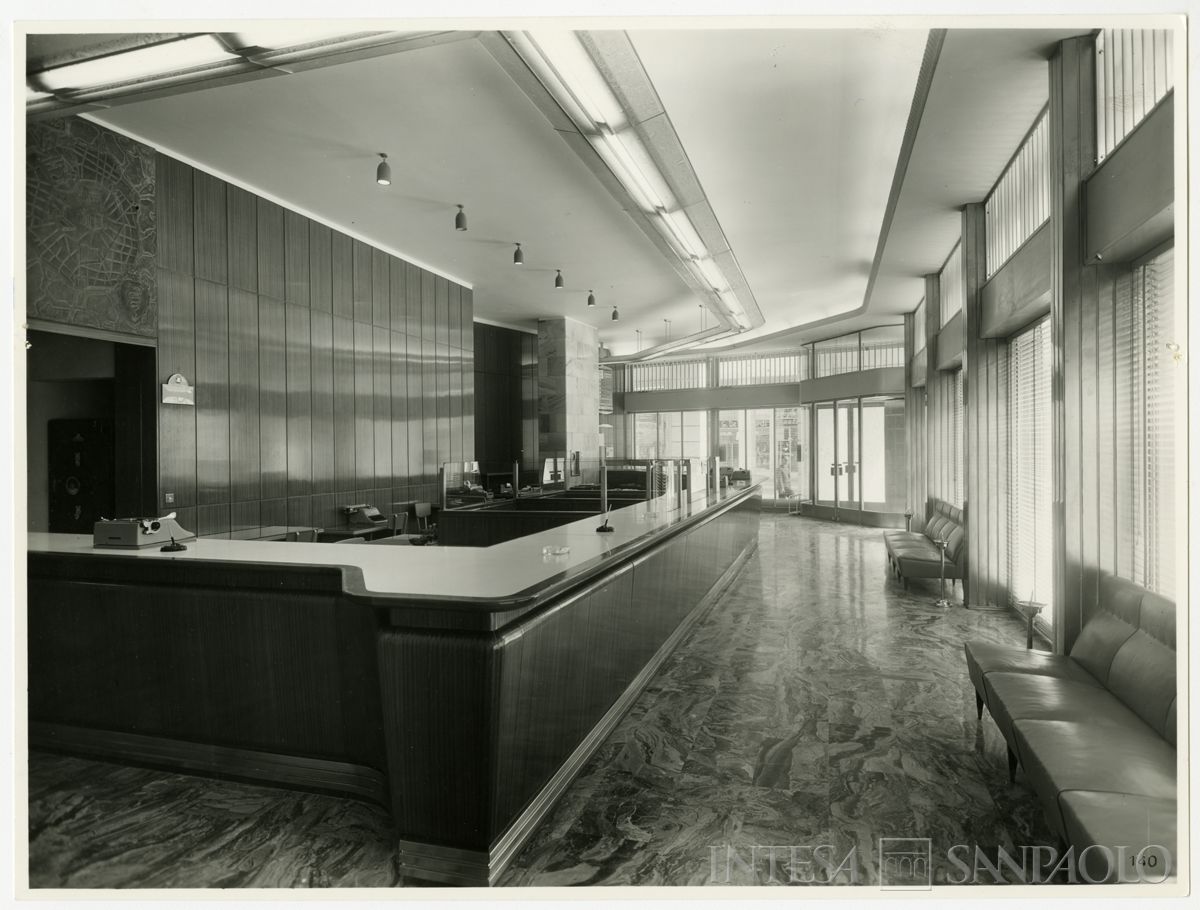 Cariplo, salone del pubblico dell'Agenzia 18 (Duomo) di Milano, 1956 (Martinotti fotografie industriali)