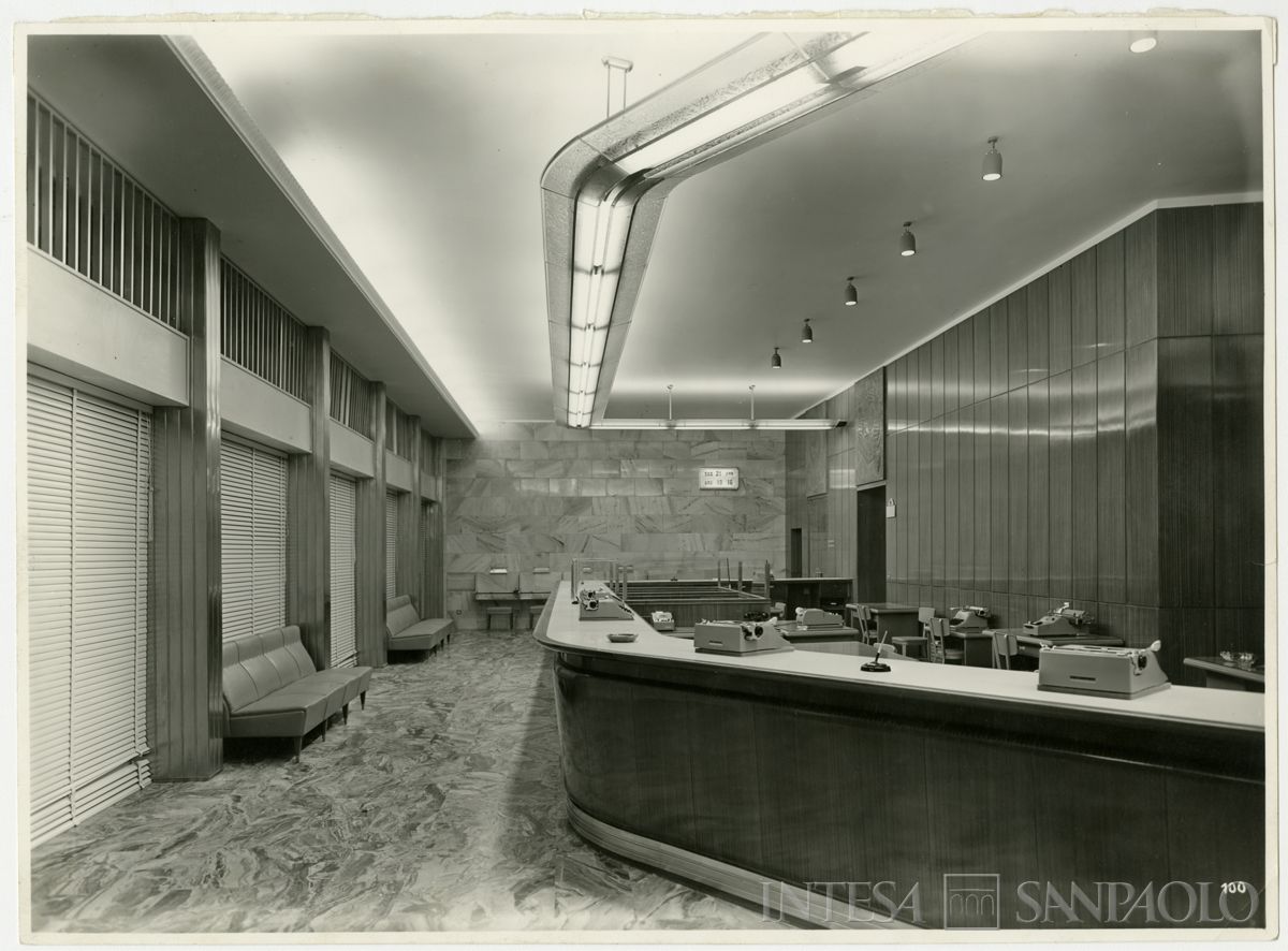 Cariplo, salone del pubblico dell'Agenzia 18 (Duomo) di Milano, 1956 (Martinotti fotografie industriali)