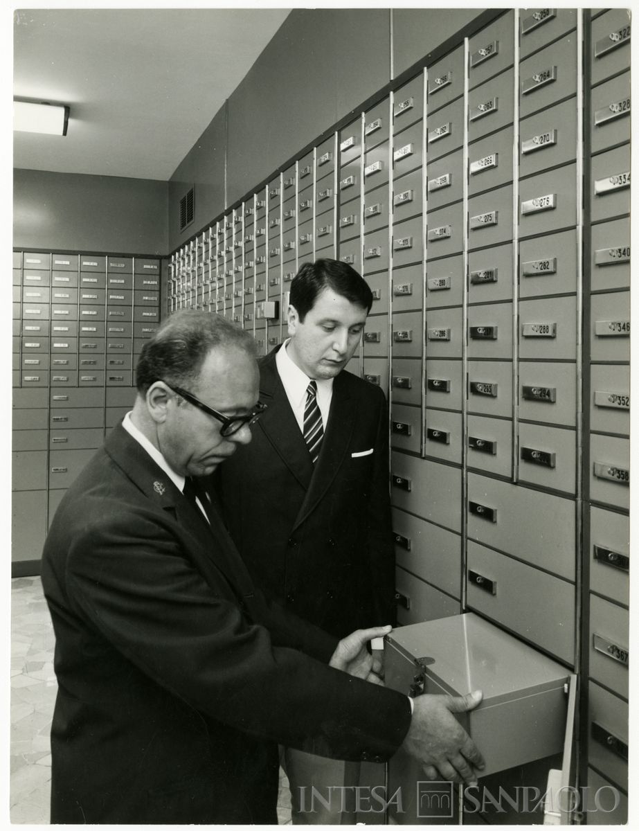 Cariplo, personale in posa nel caveau dell'Agenzia 18 (Duomo) di Milano, anni 1960-1970 (Elle2)