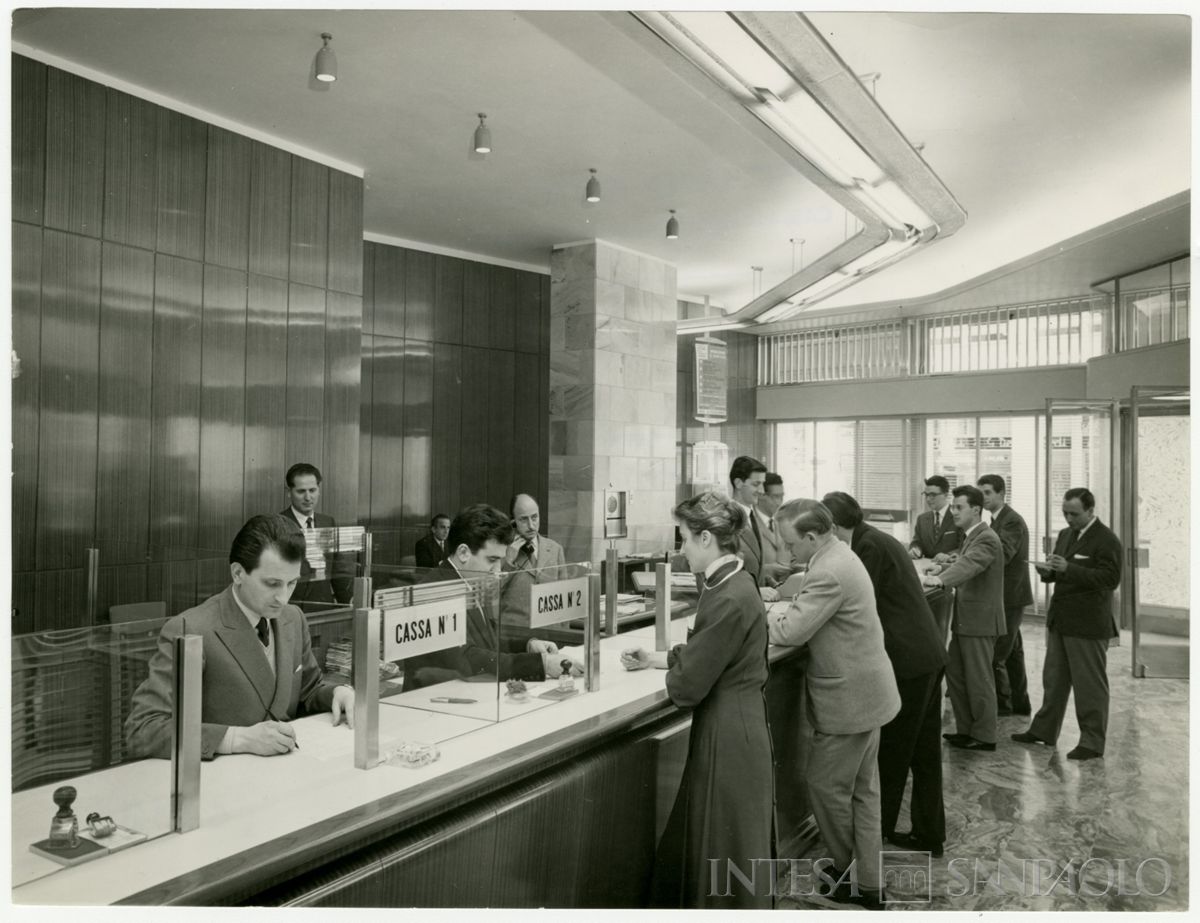 Cariplo, personale al lavoro e clienti nell'Agenzia 18 (Duomo) di Milano, 1956 (Publifoto)