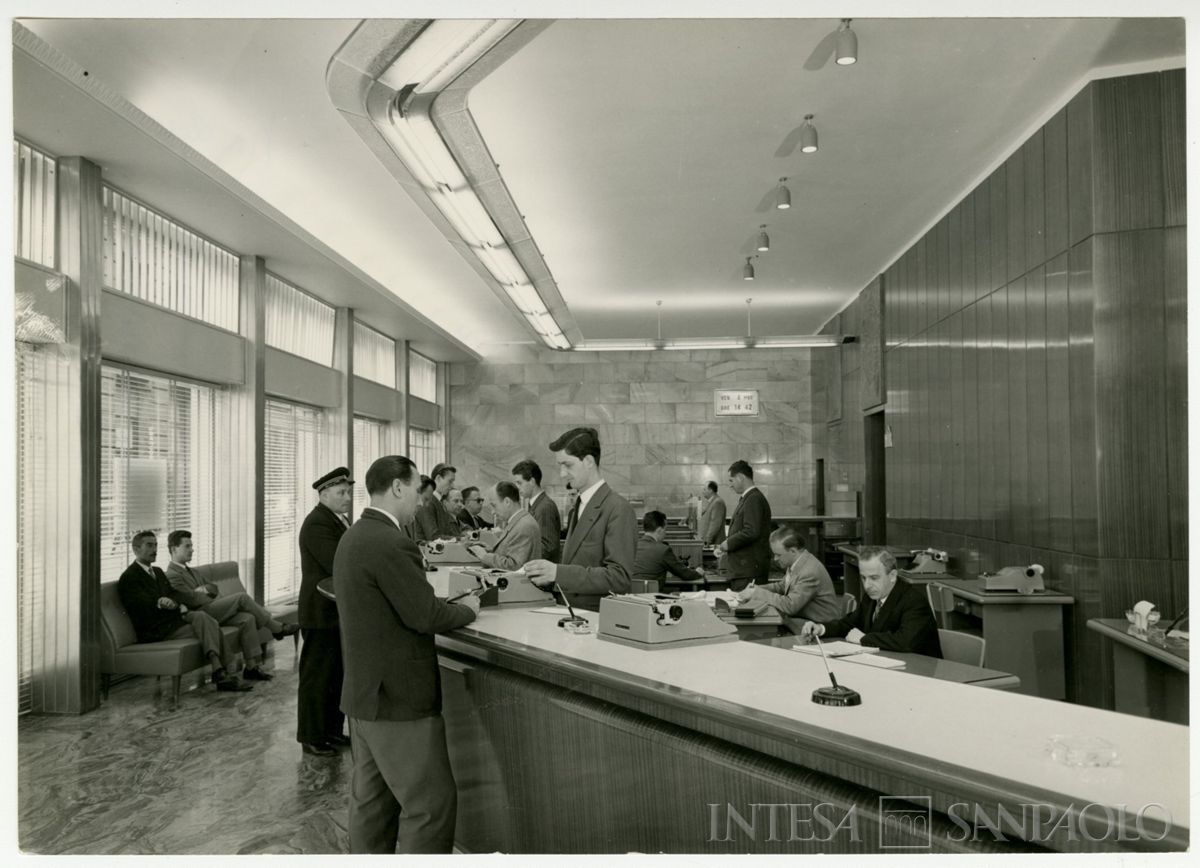 Cariplo, personale al lavoro e clienti nell'Agenzia 18 (Duomo) di Milano, 1956 (Publifoto)