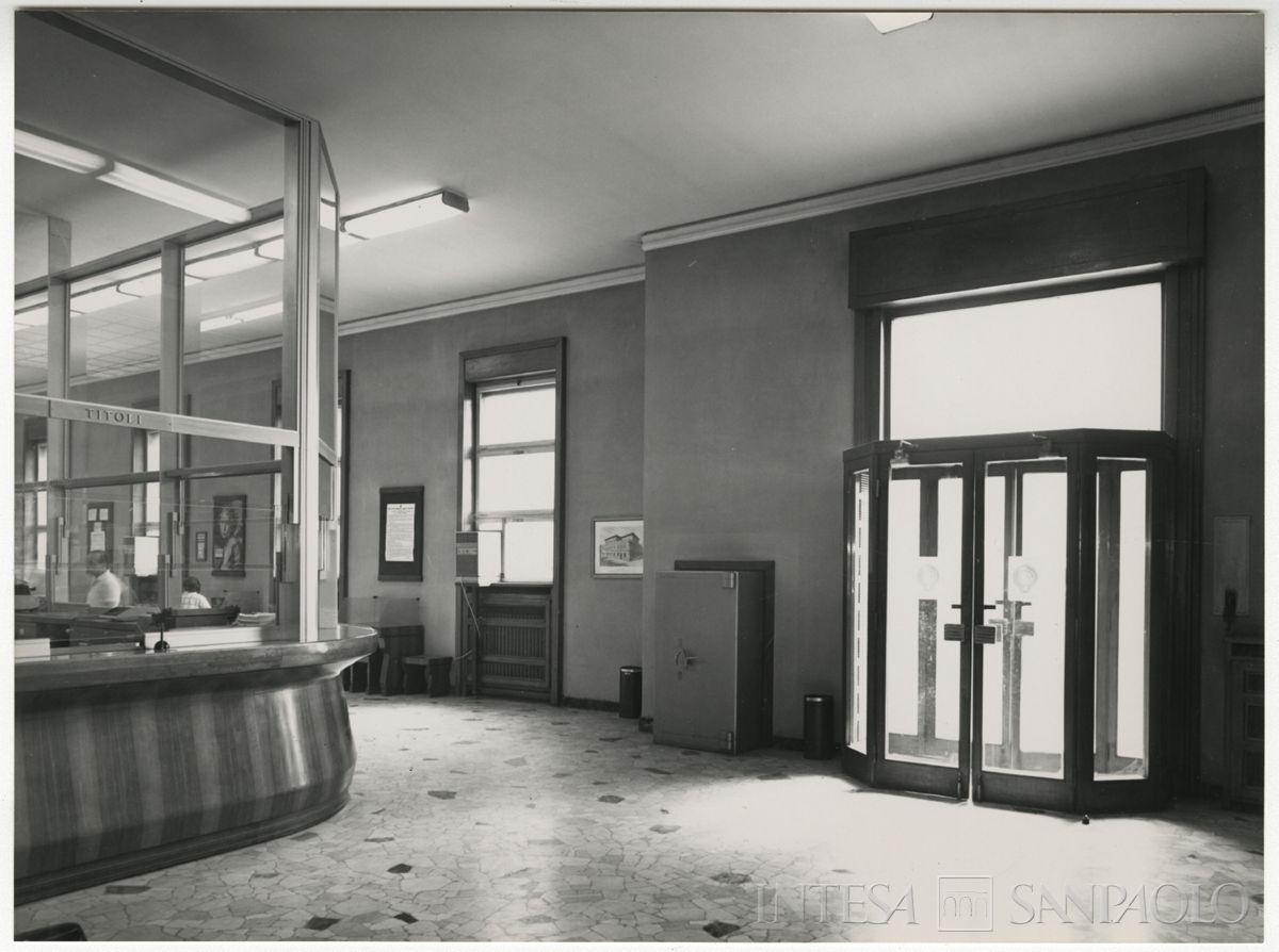 Cariplo, interno dell'Agenzia 1 di Monza, 1975 (Mario La Porta)