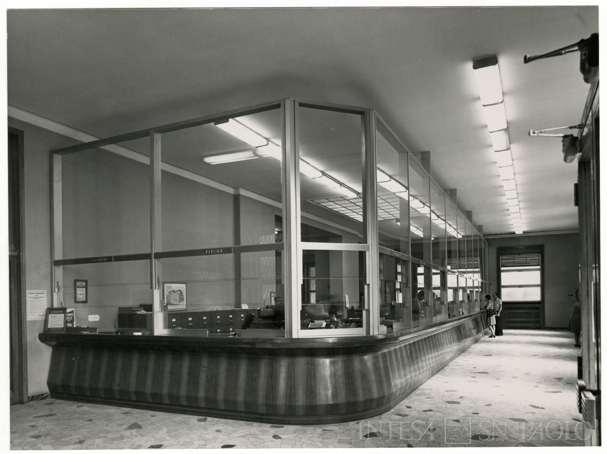 Cariplo, interno dell'Agenzia 1 di Monza, 1975 (Mario La Porta)