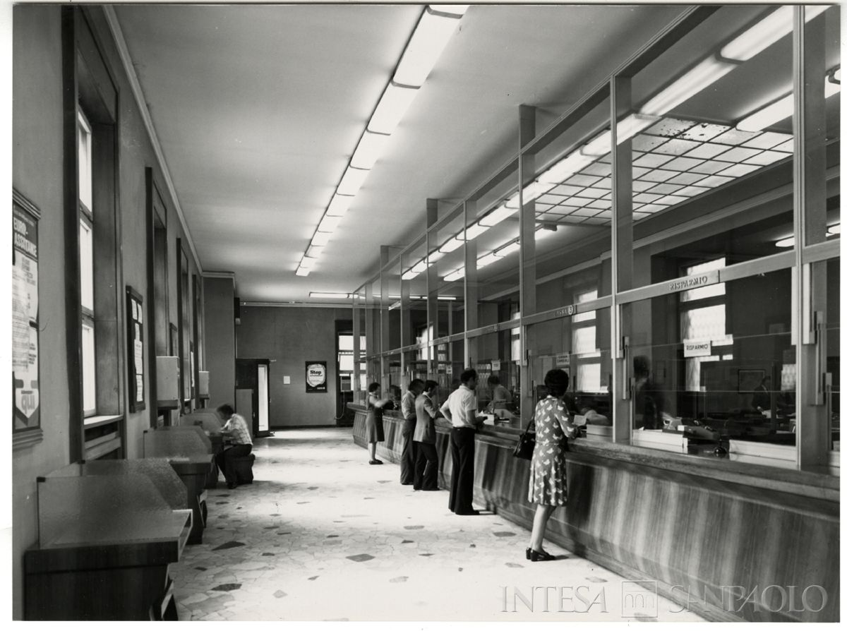 Cariplo, interno dell'Agenzia 1 di Monza, 1975 (Mario La Porta)