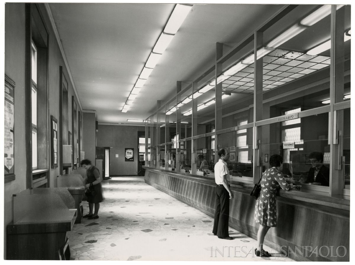 Cariplo, interno dell'Agenzia 1 di Monza, 1975 (Mario La Porta)