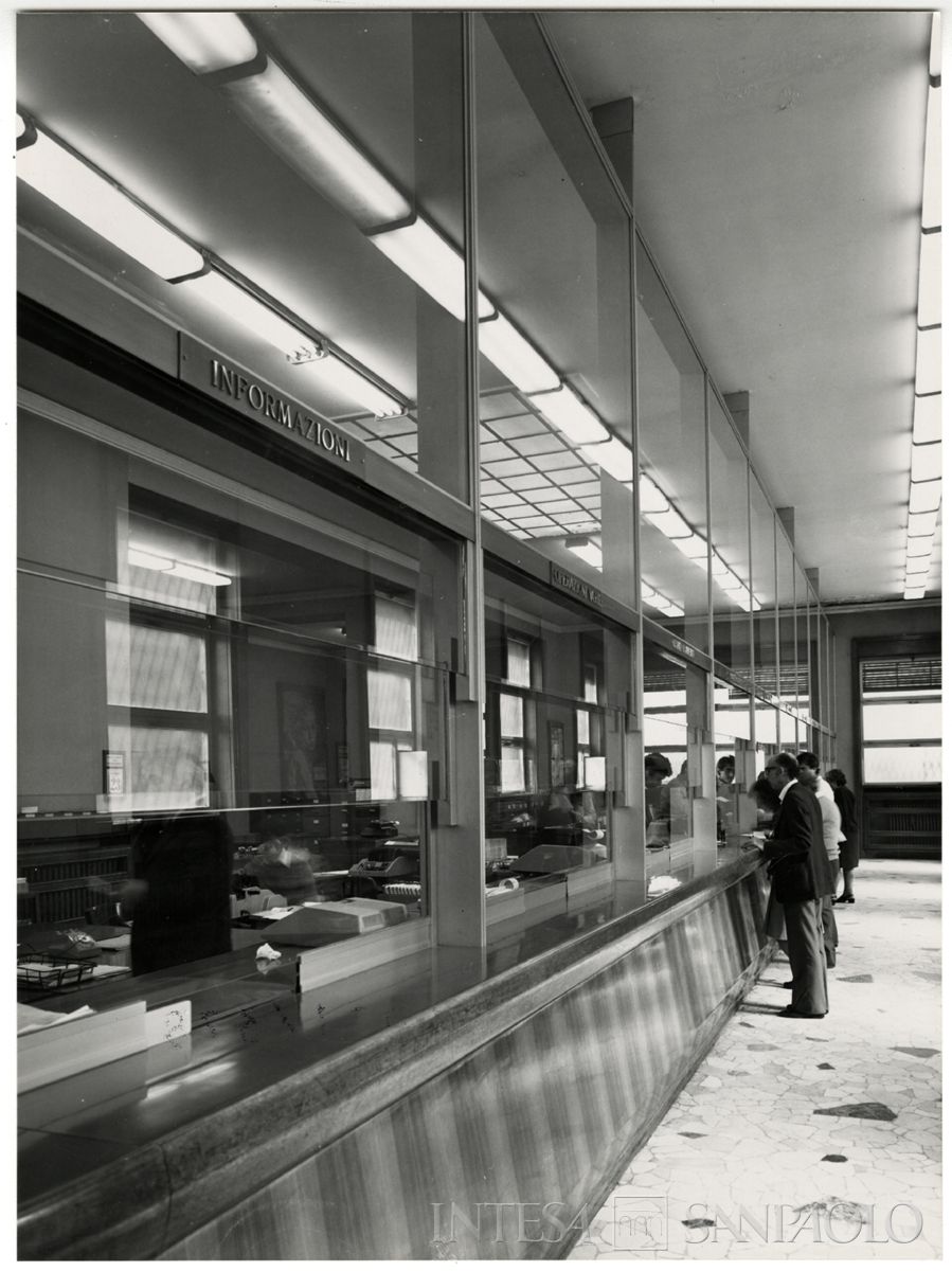 Cariplo, interno dell'Agenzia 1 di Monza, 1975 (Mario La Porta)