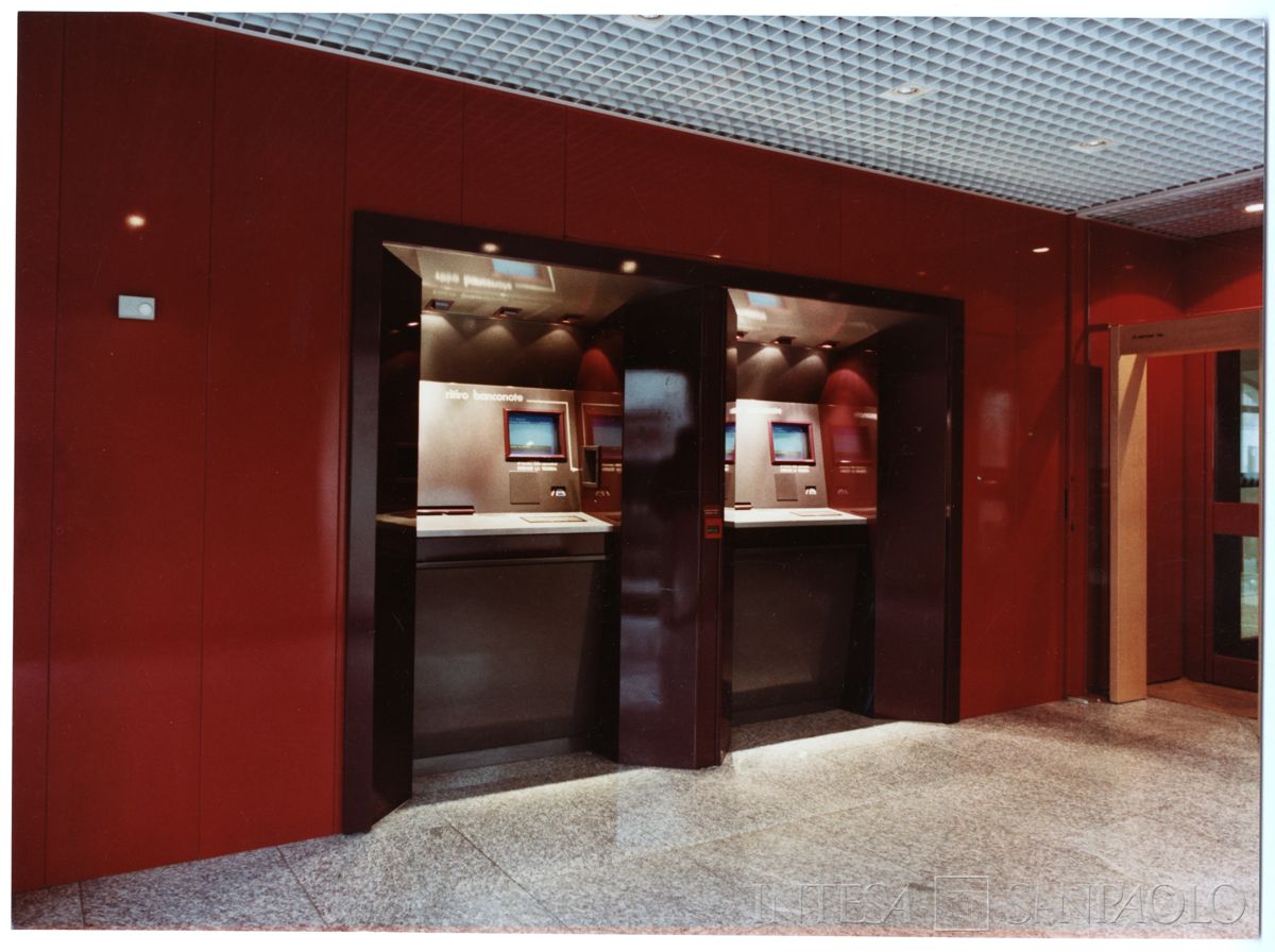 Cariplo,bancomat nell'agenzia 1 di Novara, 30 dicembre 1987 (Mario La Porta)