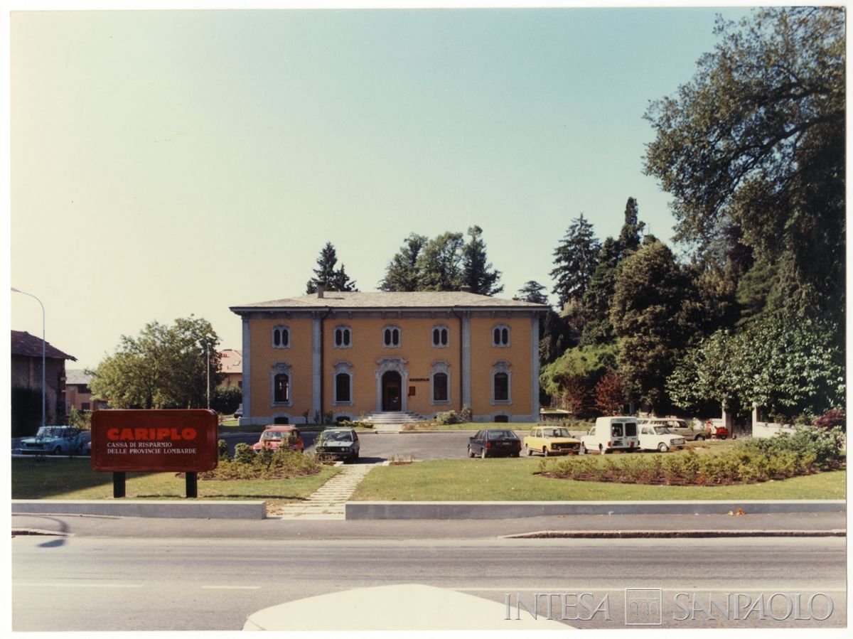 Cariplo, esterno della filiale di Olgiate Comasco, 26 luglio 1984 (Dino Sala)
