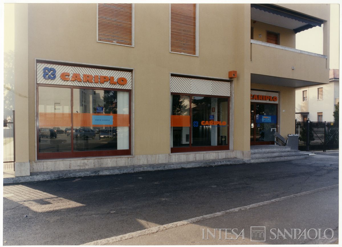 Cariplo, esterno del punto Cariplo di Paullo, 13 gennaio 1992 (Dino Sala)