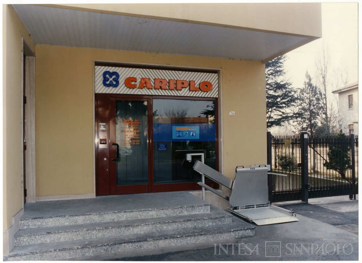 Cariplo, ingresso del punto Cariplo di Paullo con ascensore per disabili, 13 gennaio 1992 (Dino Sala)