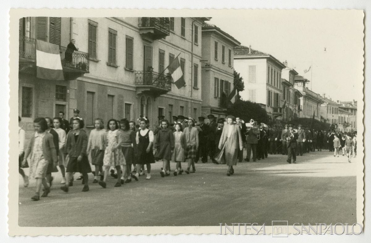 Corteo per strade cittadine n.i., [1946 - 1952] (fotografo sconosciuto)