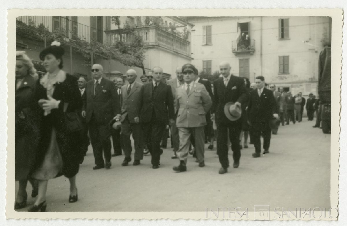 Corteo per strade cittadine n.i., [1946 - 1952] (fotografo sconosciuto)
