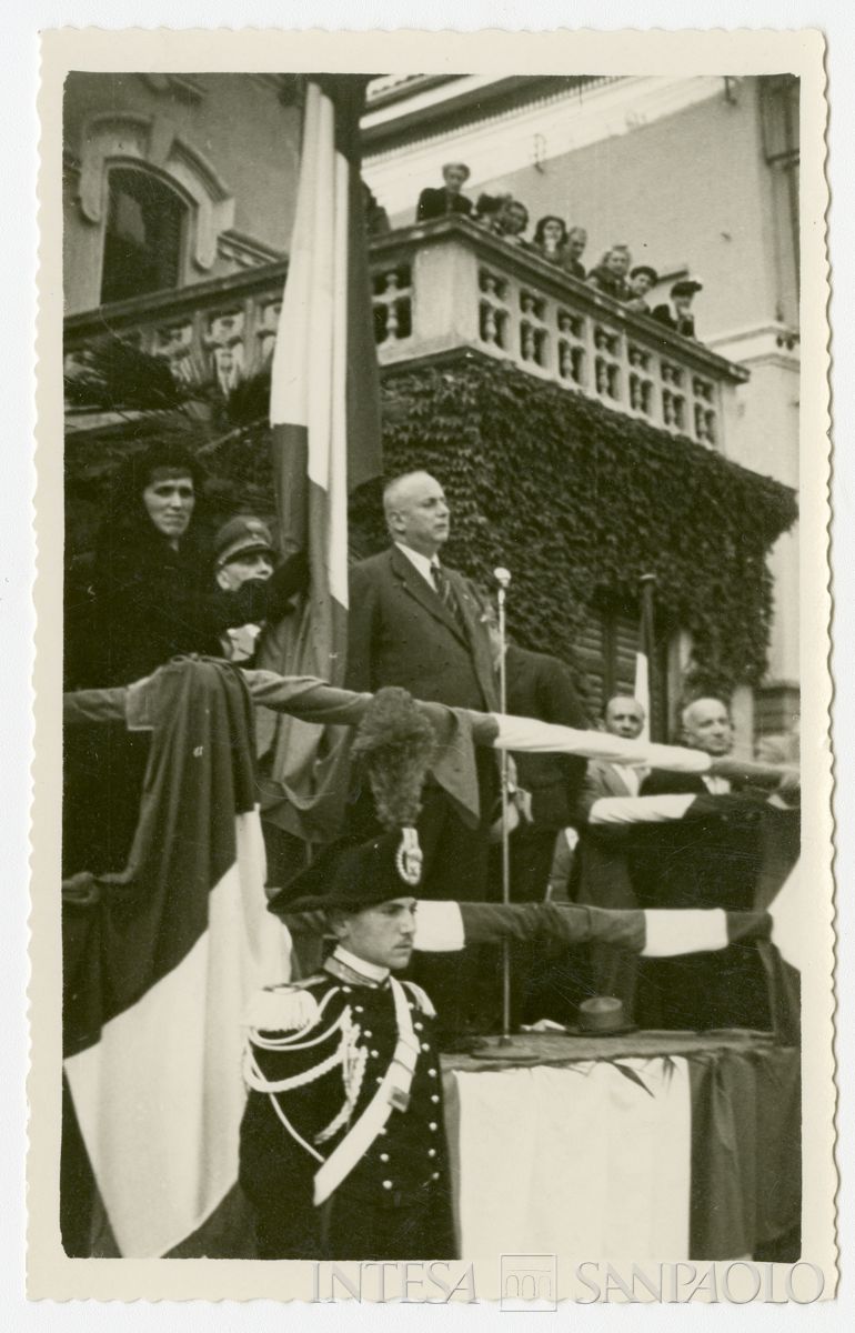 Il presidente della Cariplo Stefano Jacini davanti al microfono sul palco, [1946 - 1952] (fotografo sconosciuto)