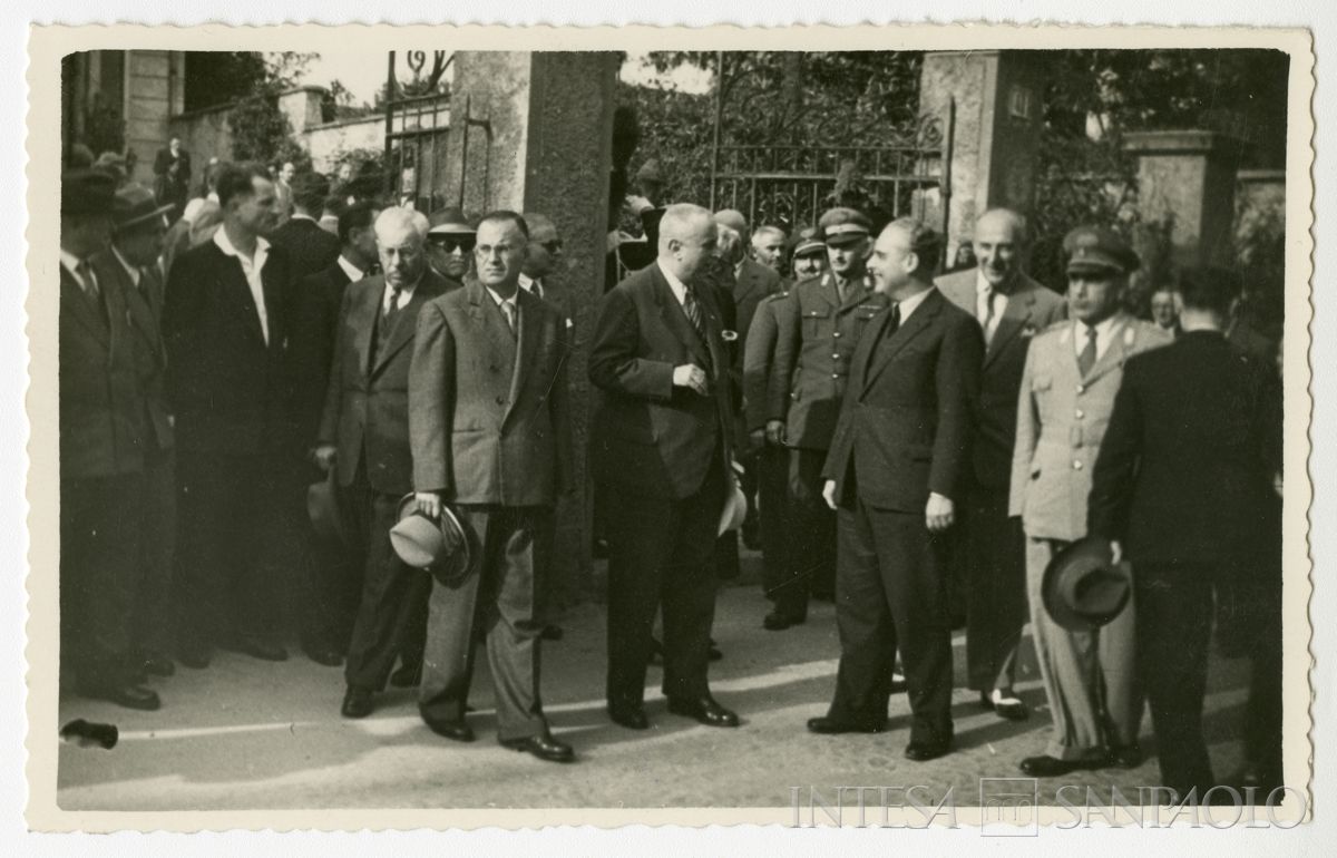 Stefano Jacini con altre personalità e donna vestita a lutto all'aperto, occasione n.i., [1946 - 1952] (fotografo sconosciuto)