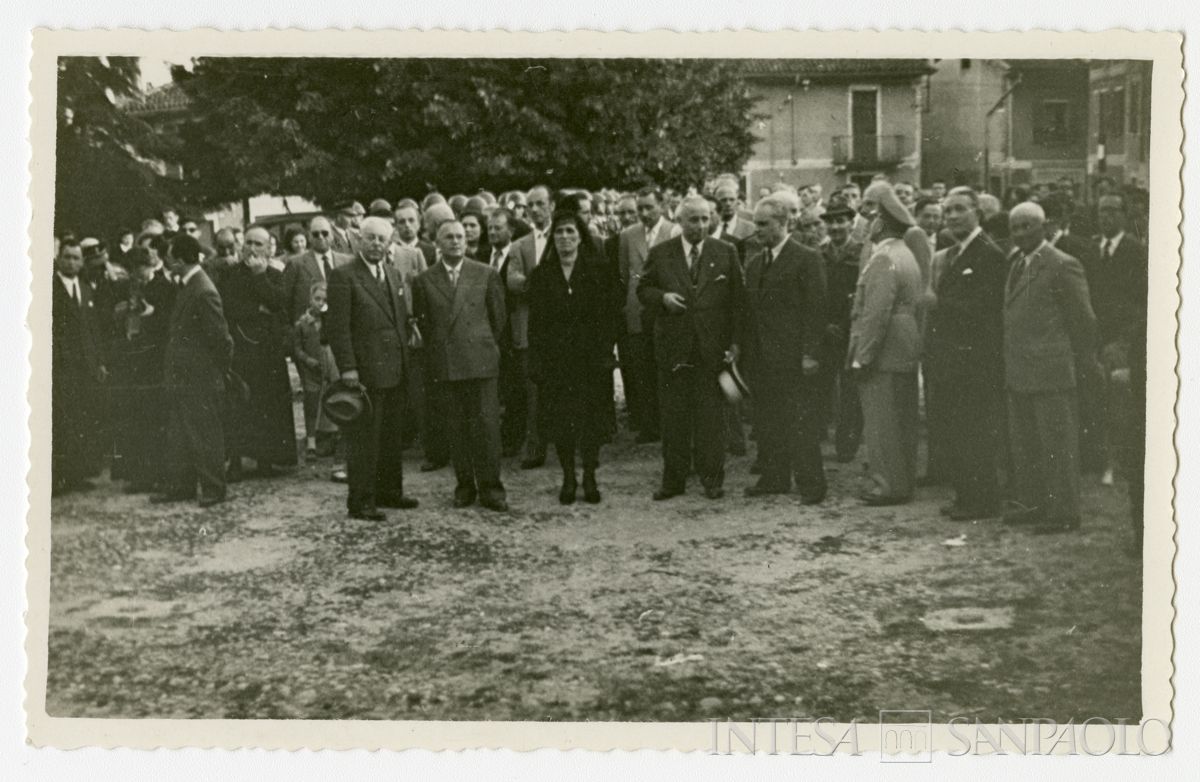 Stefano Jacini con altre personalità e donna vestita a lutto all'aperto, occasione n.i., [1946 - 1952] (fotografo sconosciuto)