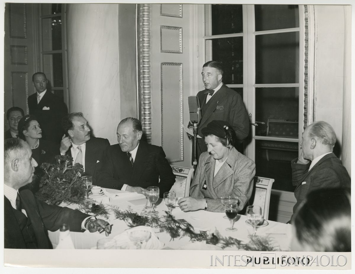 Ricevimento presso la Società del Giardino; seduti al tavolo, seconda da sinistra Lucia Monti, moglie di Raffaele Mattioli, il presidente dell'IMI e dell'ABI Stefano Siglienti, il vice presidente della Cariplo Cesare Chiodi e Ines Berlinguer, moglie di Siglienti, 28 ottobre 1951 (Publifoto)