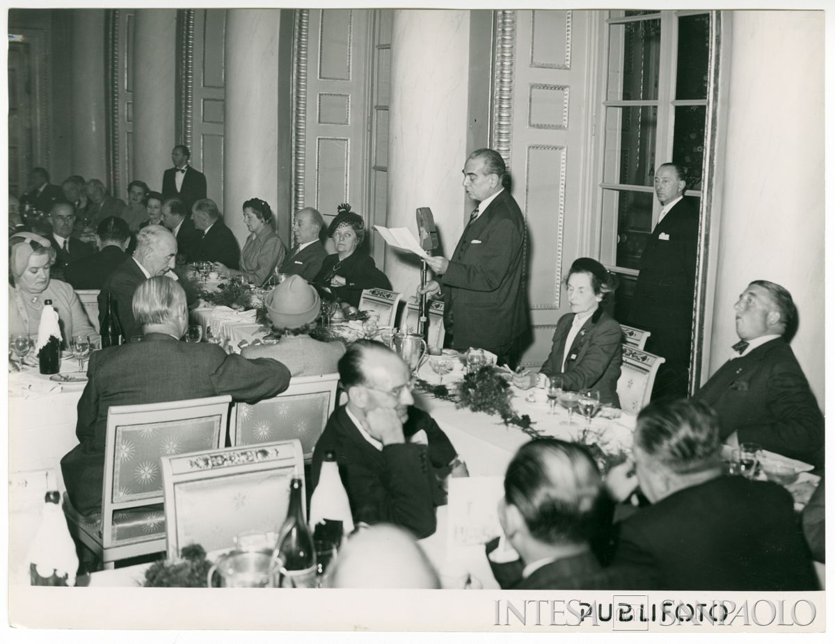 Ricevimento presso la Società del Giardino; intervento dell'amministratore delegato della Comit Raffaele Mattioli, 28 ottobre 1951 (Publifoto)