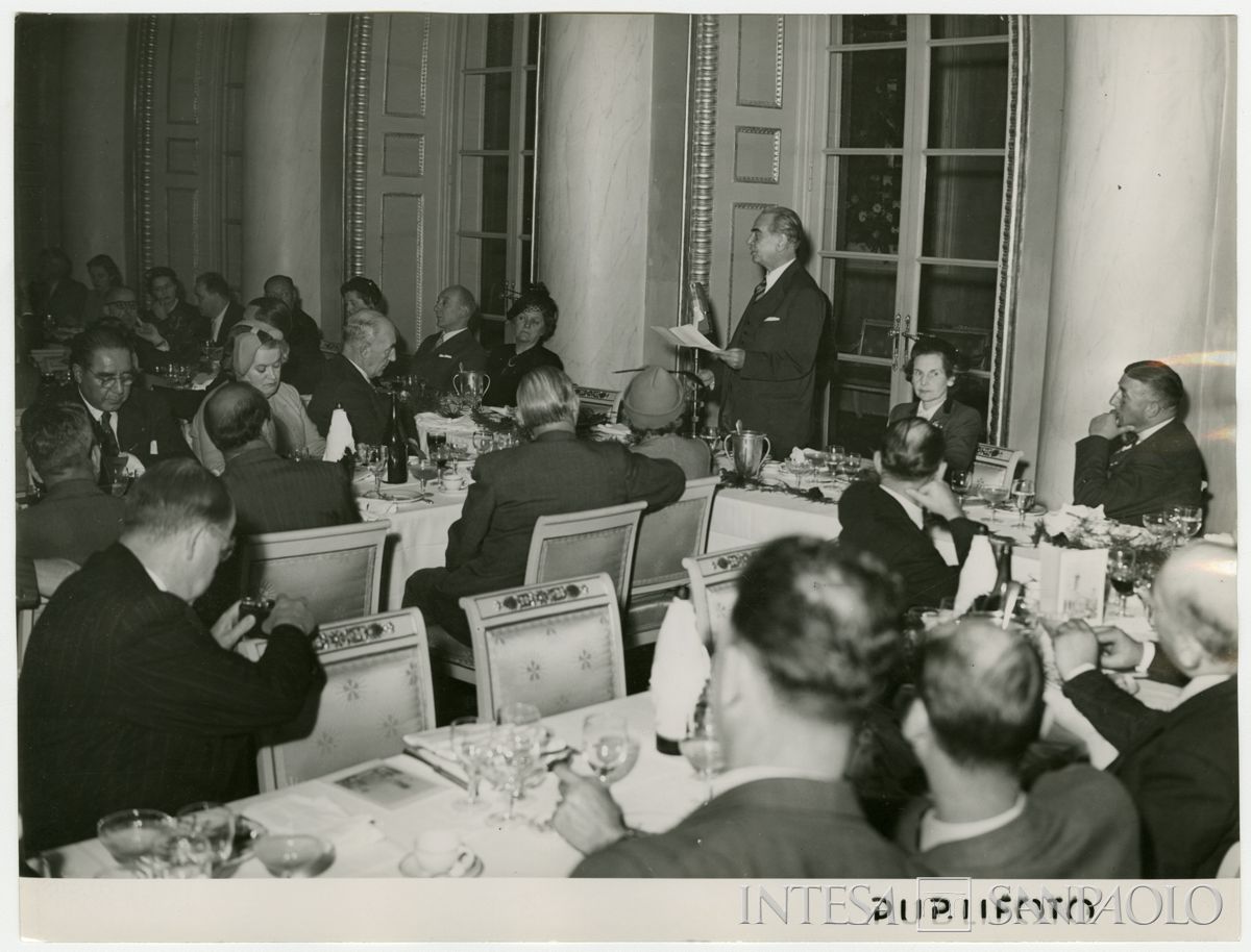 Ricevimento presso la Società del Giardino; intervento dell'amministratore delegato della Comit Raffaele Mattioli, 28 ottobre 1951 (Publifoto)