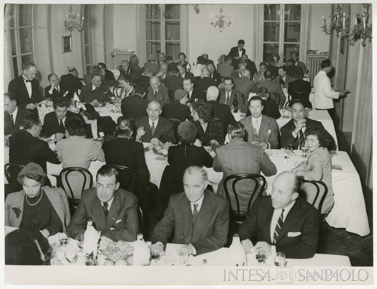 Ricevimento presso la Società del Giardino; al terzo tavolo dal primo piano, frontale all'obiettivo terzo da destra il direttore generale Gian Luigi Dones, 28 ottobre 1951 (Publifoto)