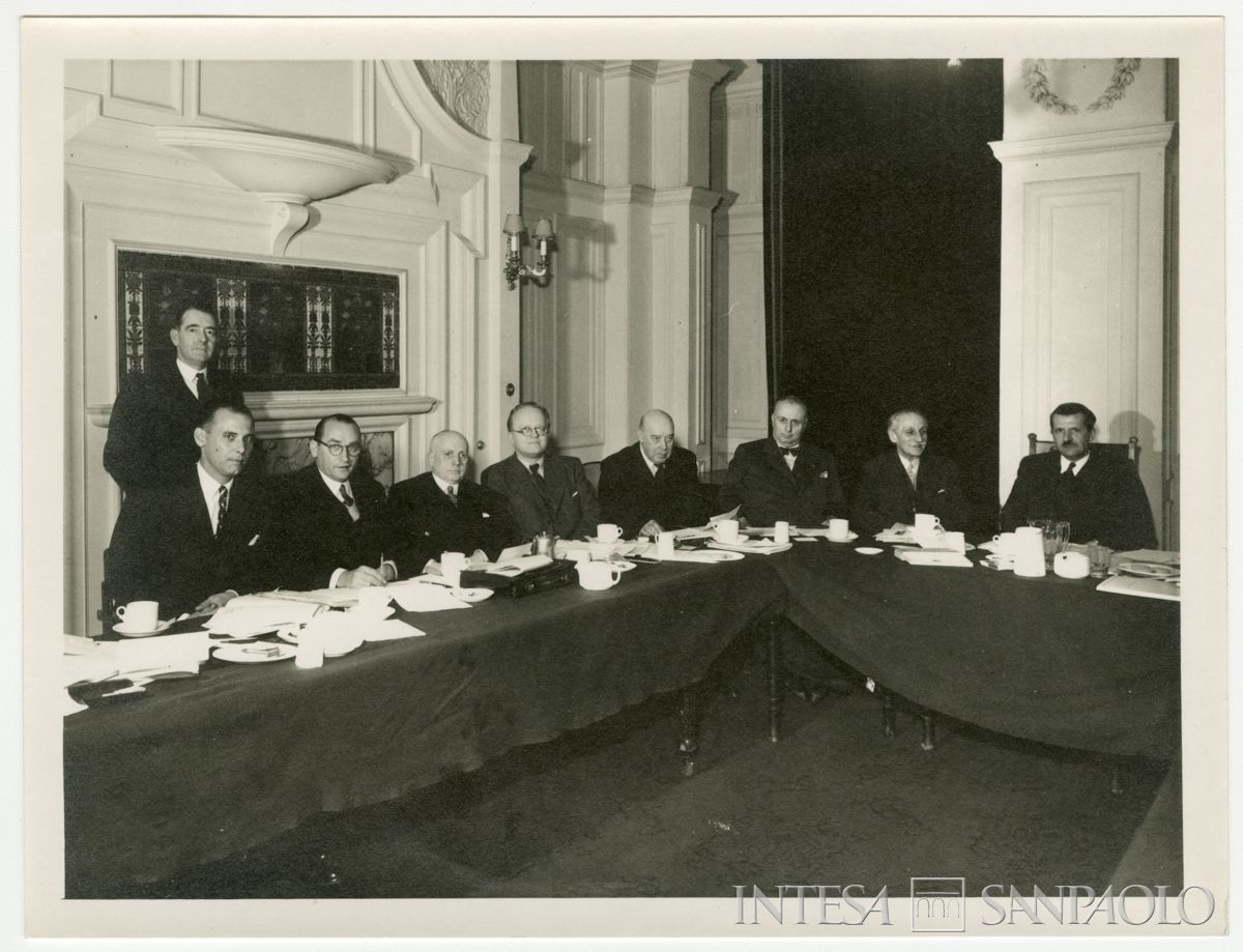 Il presidente della Cariplo Stefano Jacini, terzo da destra, a una riunione internazionale n.i., Londra, [1946-1952] (Miles & Kaye)